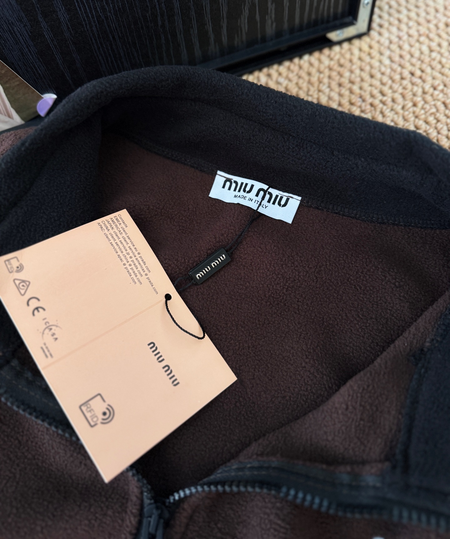 𝐌𝐢𝐮又来俘获你们的心啦！今年主打色系，看着就甜甜的棕色摇粒绒外套。袖口和下摆都有猪鼻扣可以收紧，慵懒中