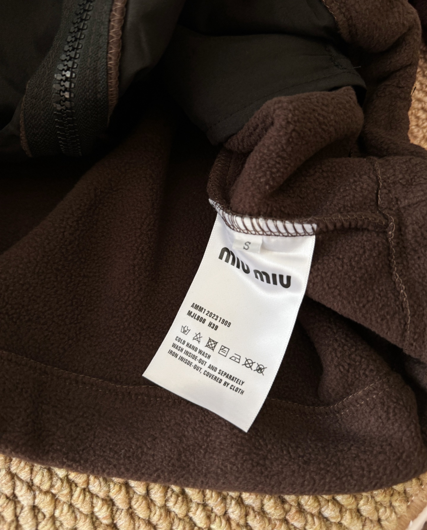 𝐌𝐢𝐮又来俘获你们的心啦！今年主打色系，看着就甜甜的棕色摇粒绒外套。袖口和下摆都有猪鼻扣可以收紧，慵懒中