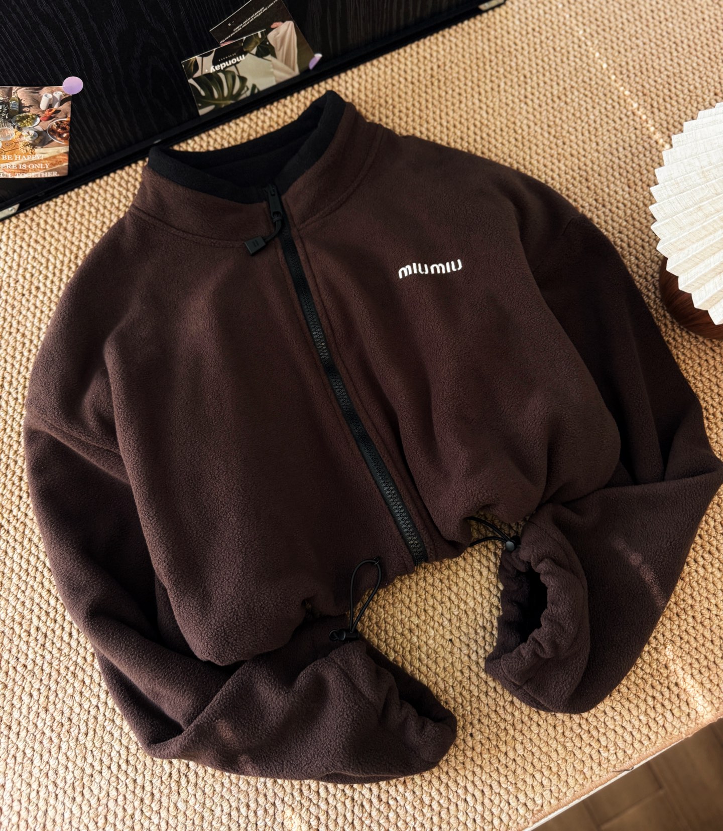 𝐌𝐢𝐮又来俘获你们的心啦！今年主打色系，看着就甜甜的棕色摇粒绒外套。袖口和下摆都有猪鼻扣可以收紧，慵懒中
