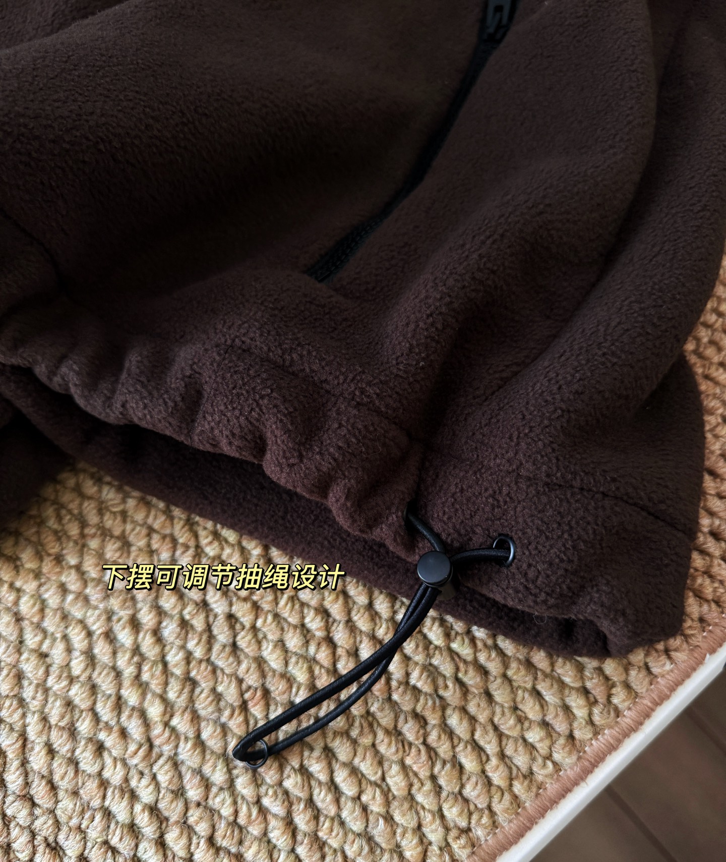 𝐌𝐢𝐮又来俘获你们的心啦！今年主打色系，看着就甜甜的棕色摇粒绒外套。袖口和下摆都有猪鼻扣可以收紧，慵懒中