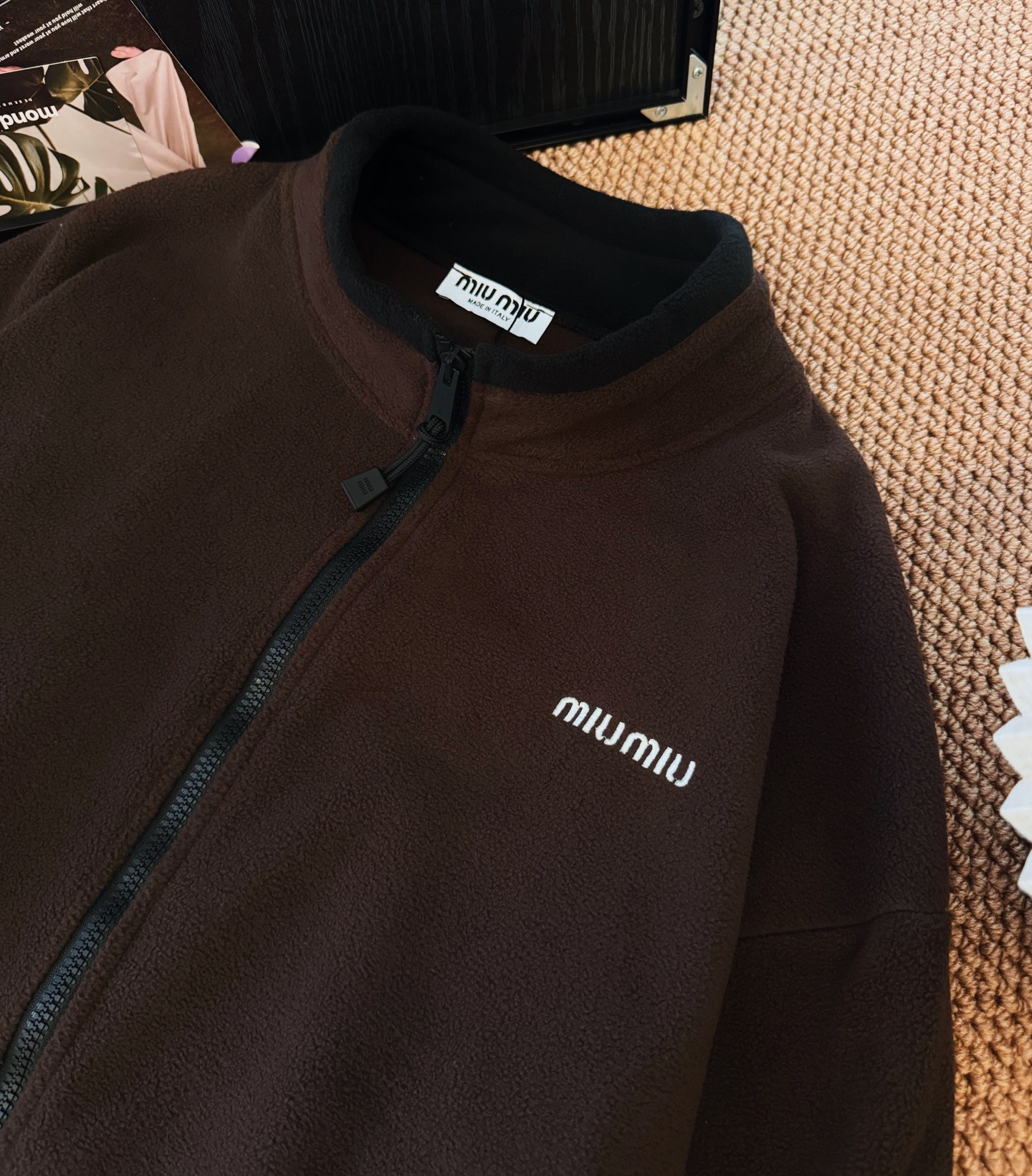 𝐌𝐢𝐮又来俘获你们的心啦！今年主打色系，看着就甜甜的棕色摇粒绒外套。袖口和下摆都有猪鼻扣可以收紧，慵懒中