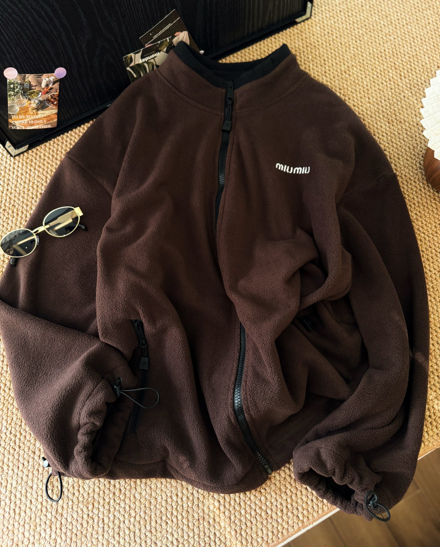 𝐌𝐢𝐮又来俘获你们的心啦！今年主打色系，看着就甜甜的棕色摇粒绒外套。袖口和下摆都有猪鼻扣可以收紧，慵懒中