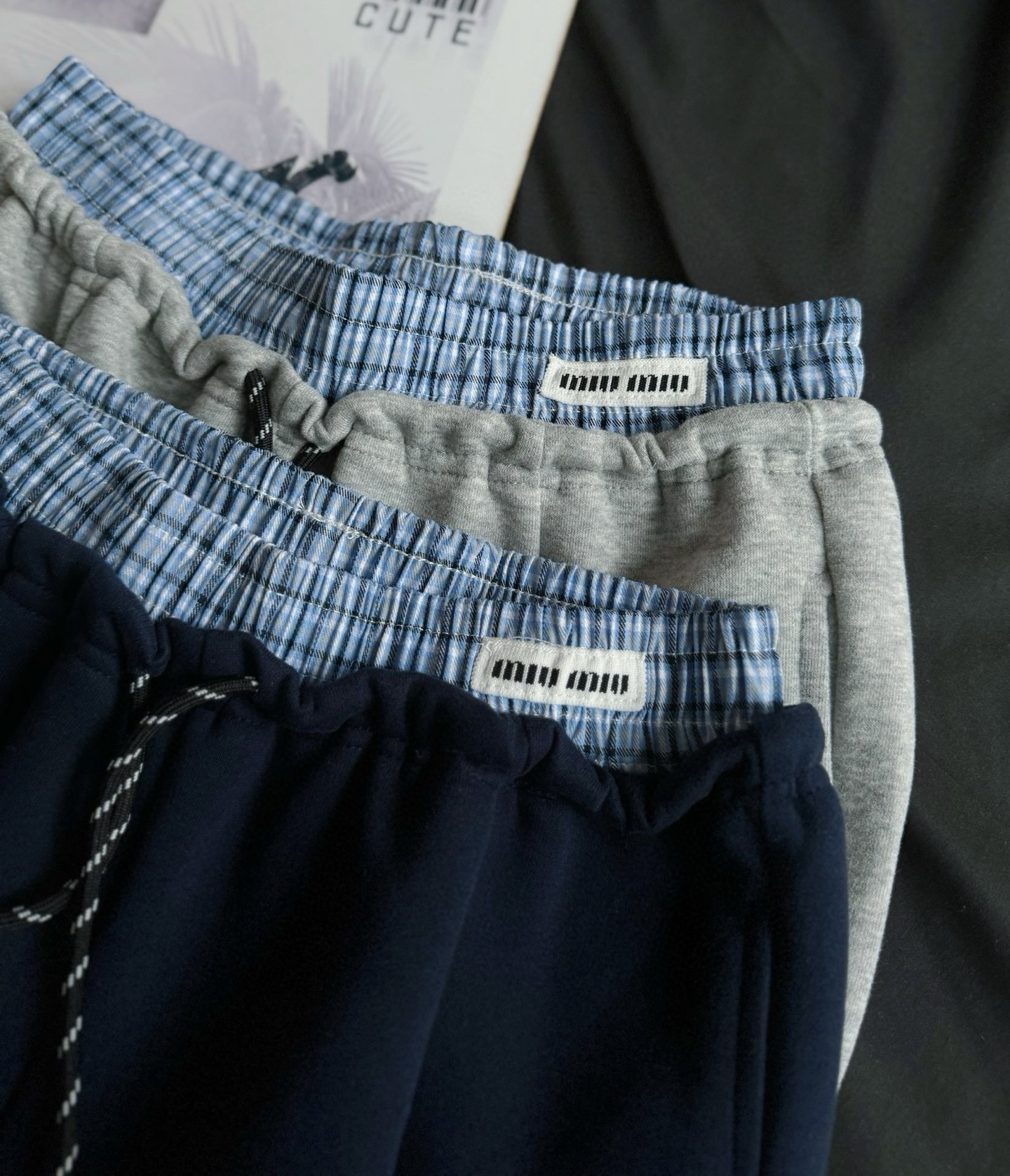 Miu两色双高腰运动裤实在是太好看了，miu系女团练舞裤，运动甜辣风，面料质感超绝。推荐推荐都很百搭。双