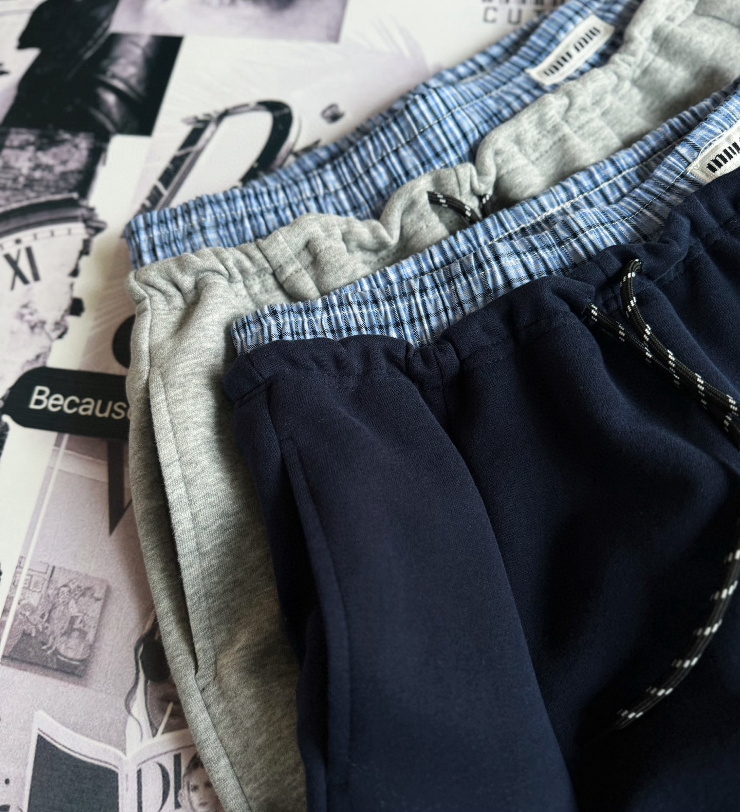 Miu两色双高腰运动裤实在是太好看了，miu系女团练舞裤，运动甜辣风，面料质感超绝。推荐推荐都很百搭。双