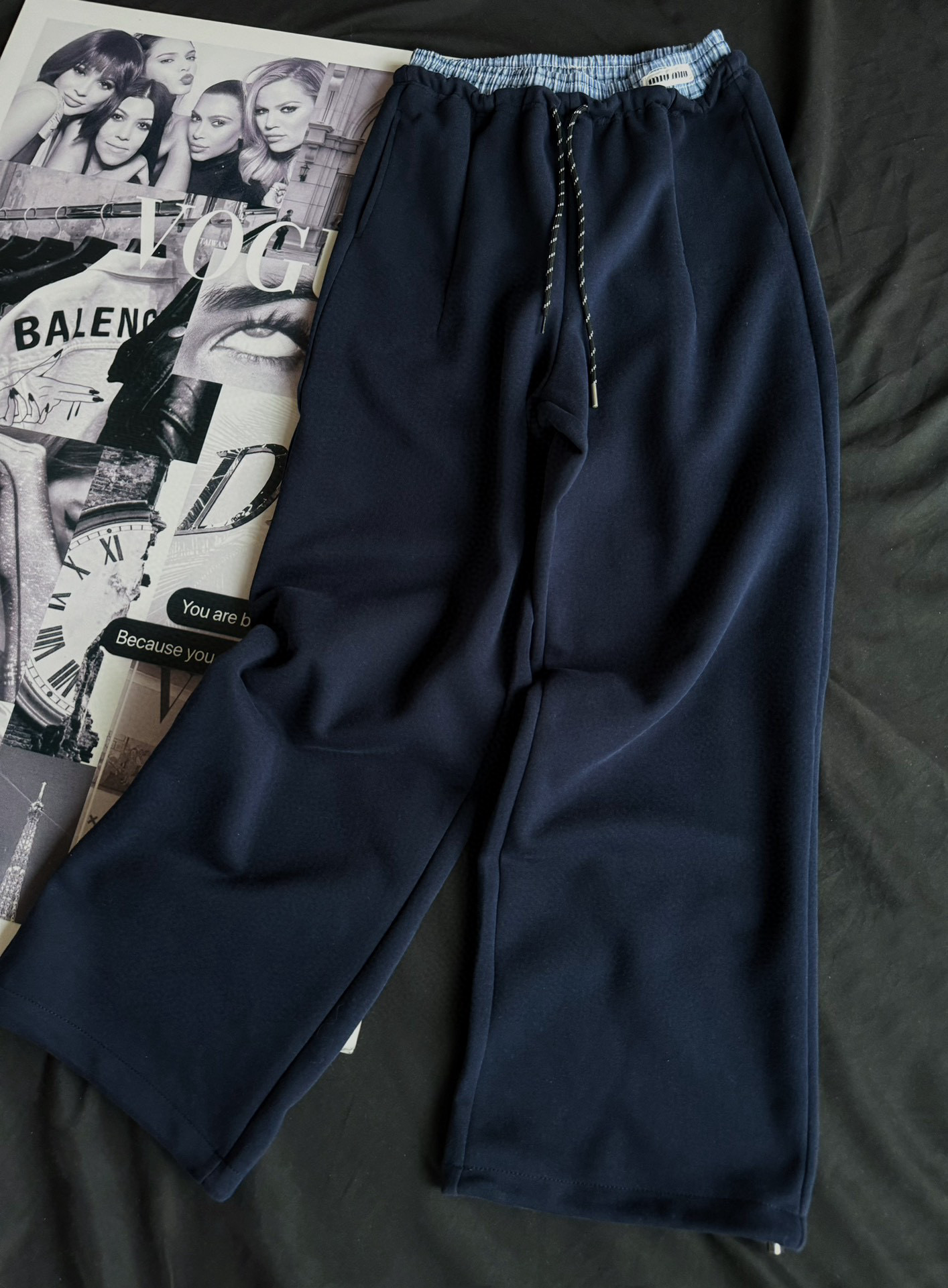 Miu两色双高腰运动裤实在是太好看了，miu系女团练舞裤，运动甜辣风，面料质感超绝。推荐推荐都很百搭。双