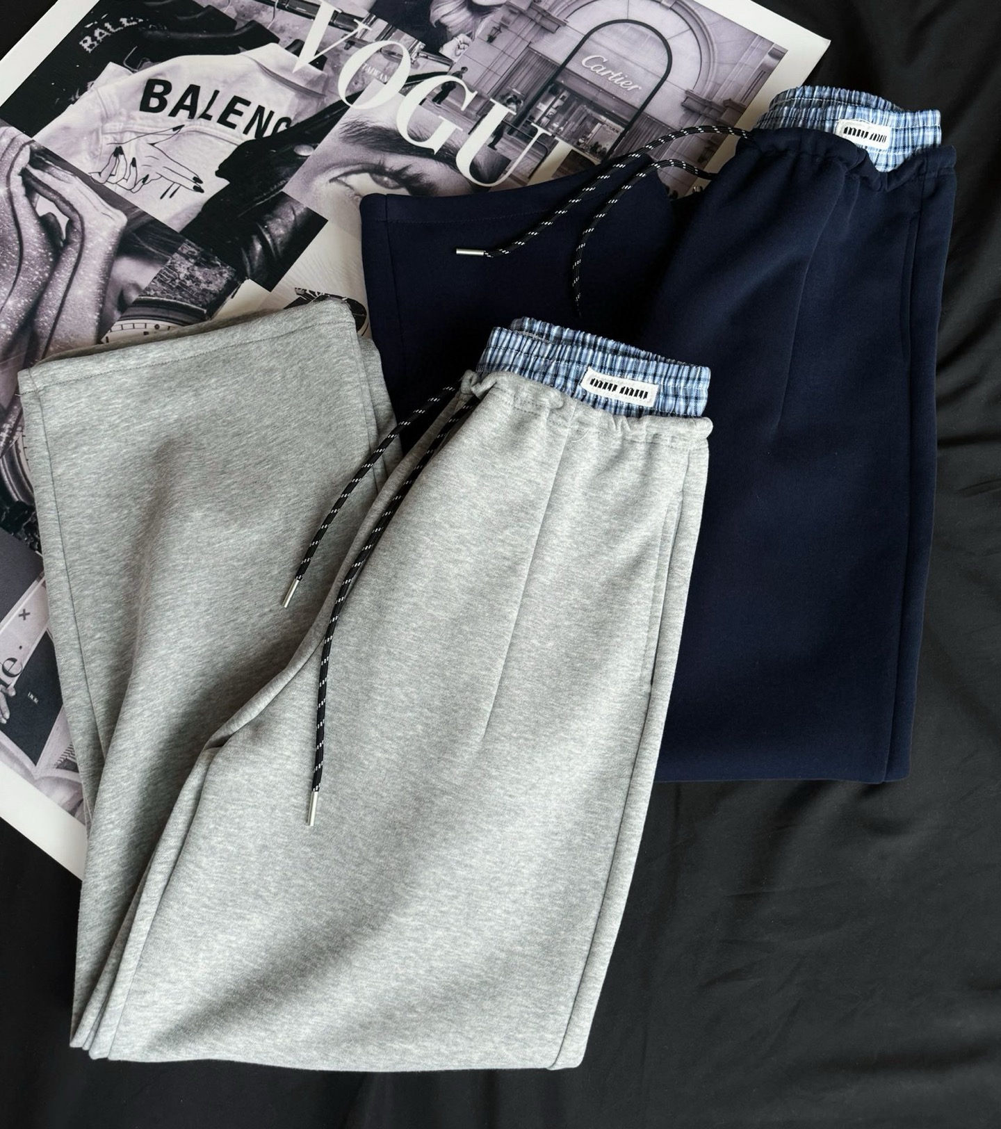 Miu两色双高腰运动裤实在是太好看了，miu系女团练舞裤，运动甜辣风，面料质感超绝。推荐推荐都很百搭。双