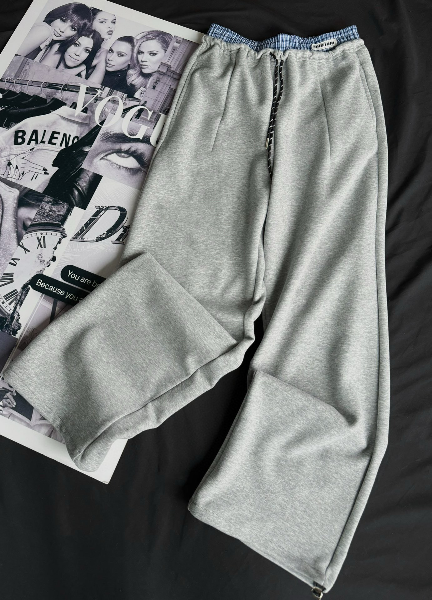 Miu两色双高腰运动裤实在是太好看了，miu系女团练舞裤，运动甜辣风，面料质感超绝。推荐推荐都很百搭。双