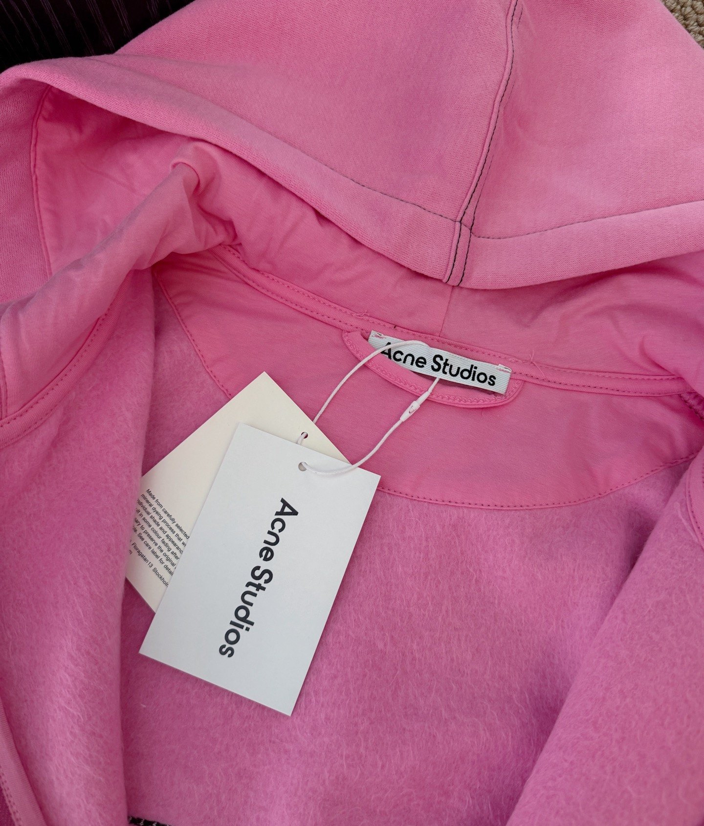 𝐀𝐜𝐧*新款粉色真的好绝，谁懂啊。这外套我是爱了又爱呀，这个枚粉色在灰暗的秋冬绝对是让人眼前一亮的存在。