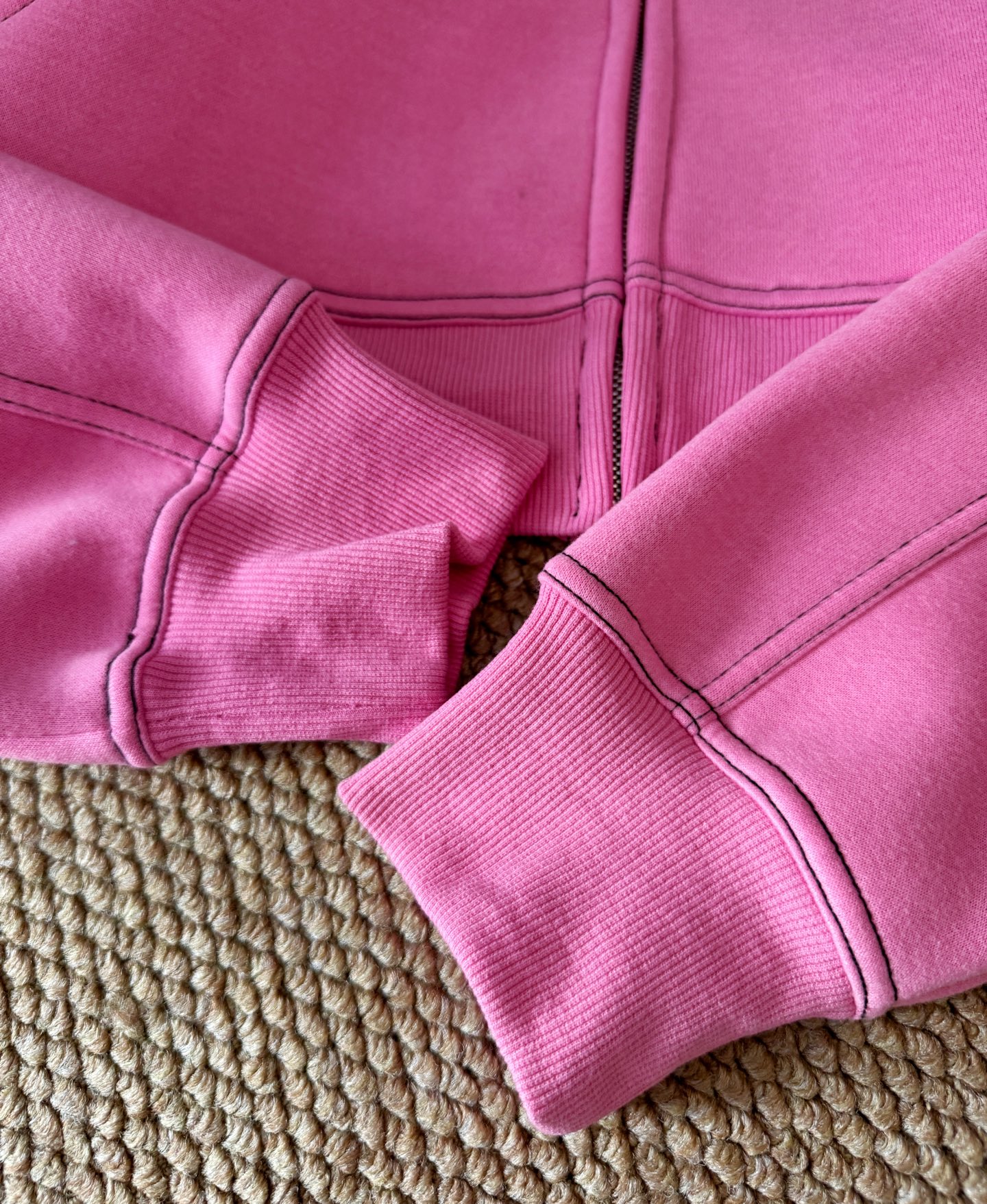 𝐀𝐜𝐧*新款粉色真的好绝，谁懂啊。这外套我是爱了又爱呀，这个枚粉色在灰暗的秋冬绝对是让人眼前一亮的存在。