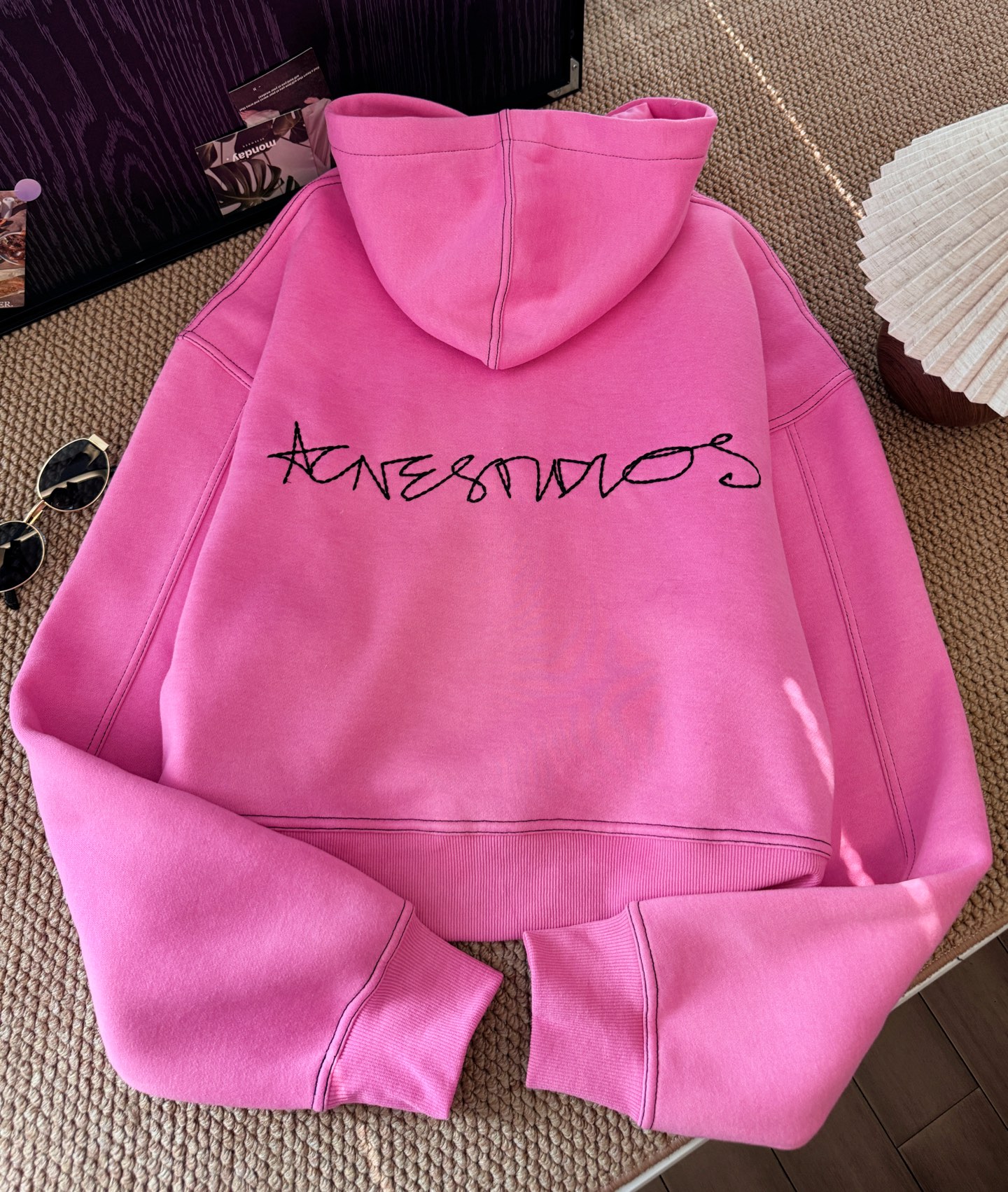 𝐀𝐜𝐧*新款粉色真的好绝，谁懂啊。这外套我是爱了又爱呀，这个枚粉色在灰暗的秋冬绝对是让人眼前一亮的存在。