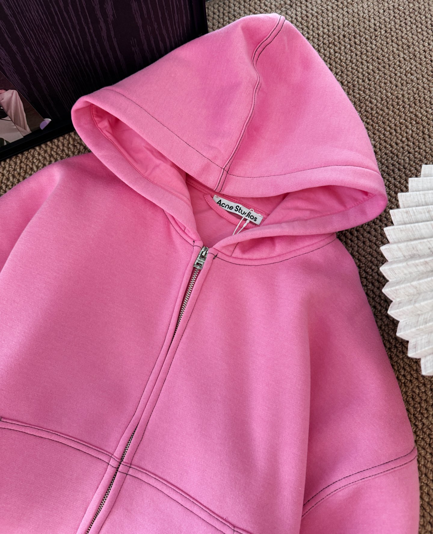 𝐀𝐜𝐧*新款粉色真的好绝，谁懂啊。这外套我是爱了又爱呀，这个枚粉色在灰暗的秋冬绝对是让人眼前一亮的存在。