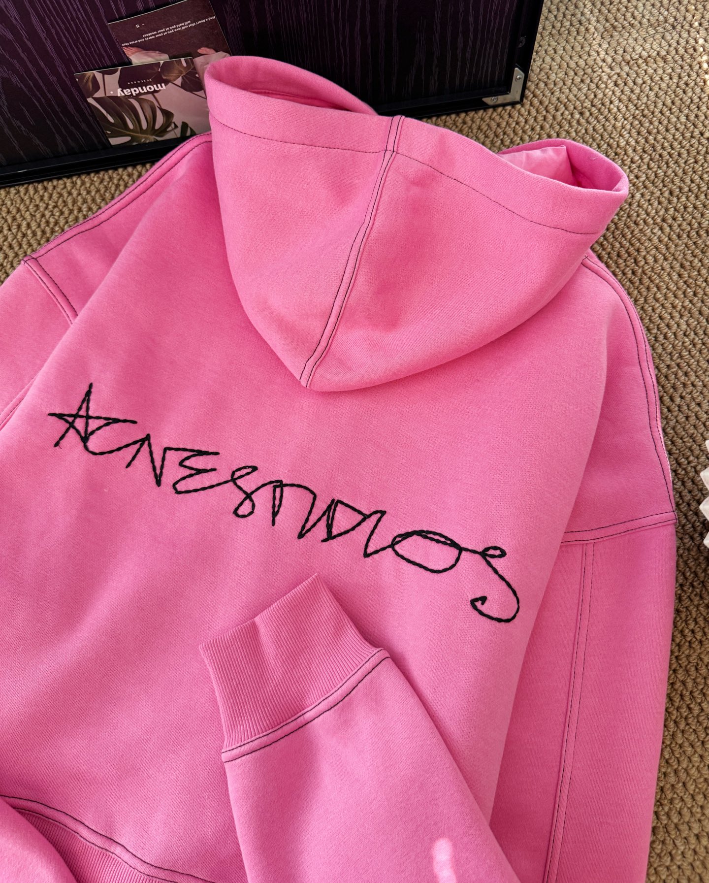 𝐀𝐜𝐧*新款粉色真的好绝，谁懂啊。这外套我是爱了又爱呀，这个枚粉色在灰暗的秋冬绝对是让人眼前一亮的存在。