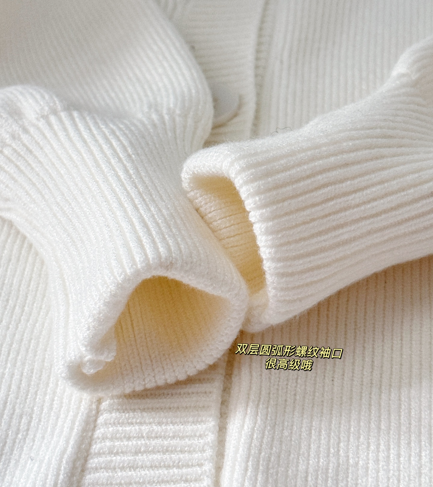 奶呼呼的白色，自带温柔滤镜，宽松版型对身材超包容 。软软糯糯的材质，上身像被云朵包裹，轻松拿捏冬日慵懒松