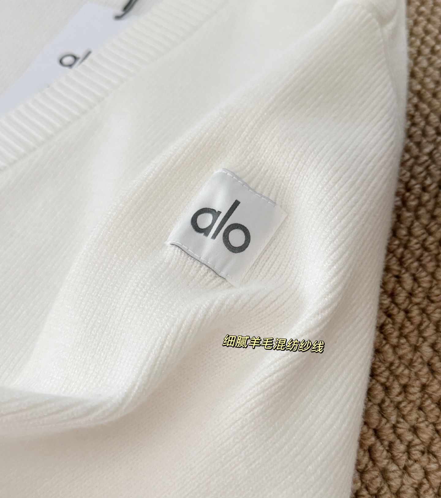 奶呼呼的白色，自带温柔滤镜，宽松版型对身材超包容 。软软糯糯的材质，上身像被云朵包裹，轻松拿捏冬日慵懒松