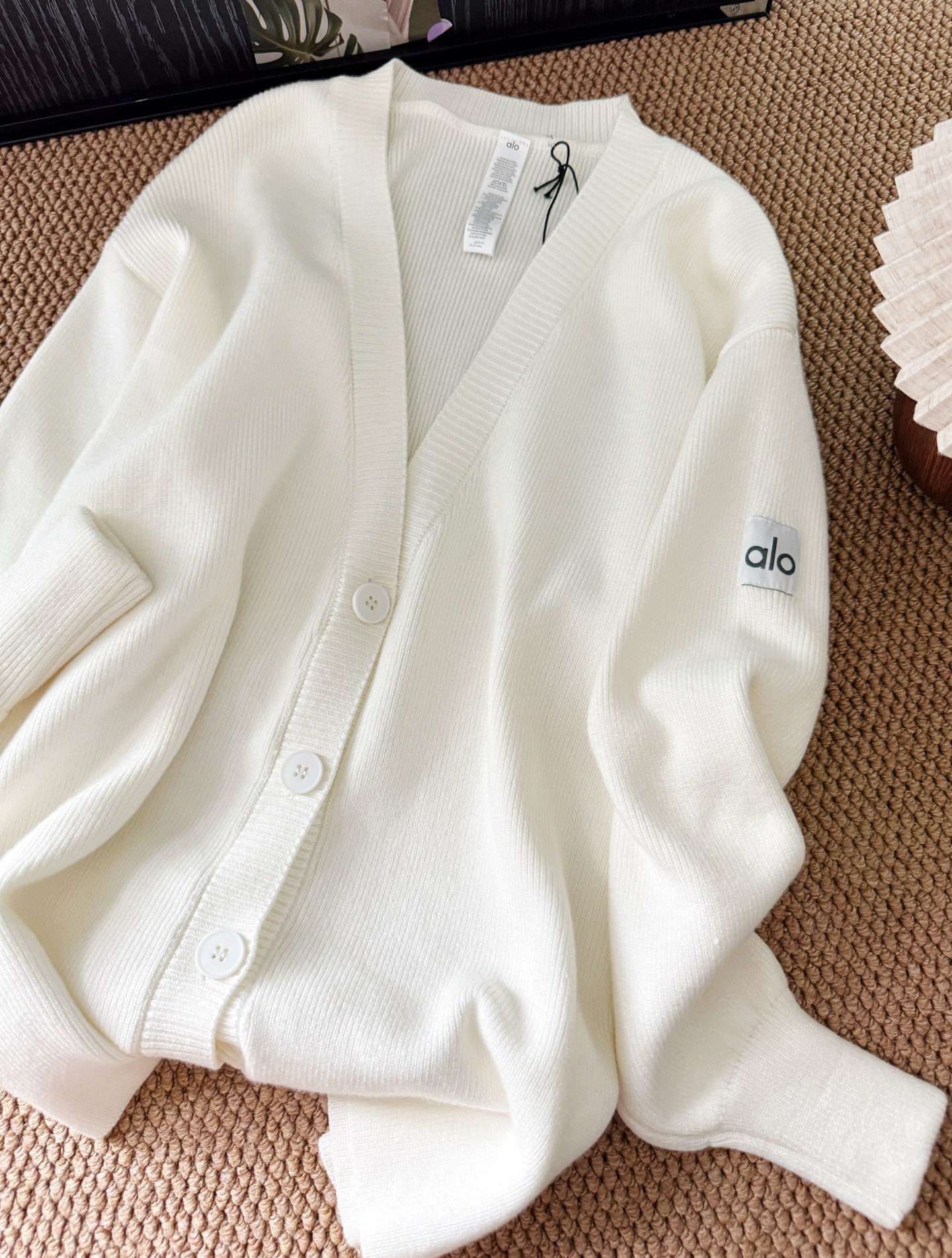 奶呼呼的白色，自带温柔滤镜，宽松版型对身材超包容 。软软糯糯的材质，上身像被云朵包裹，轻松拿捏冬日慵懒松