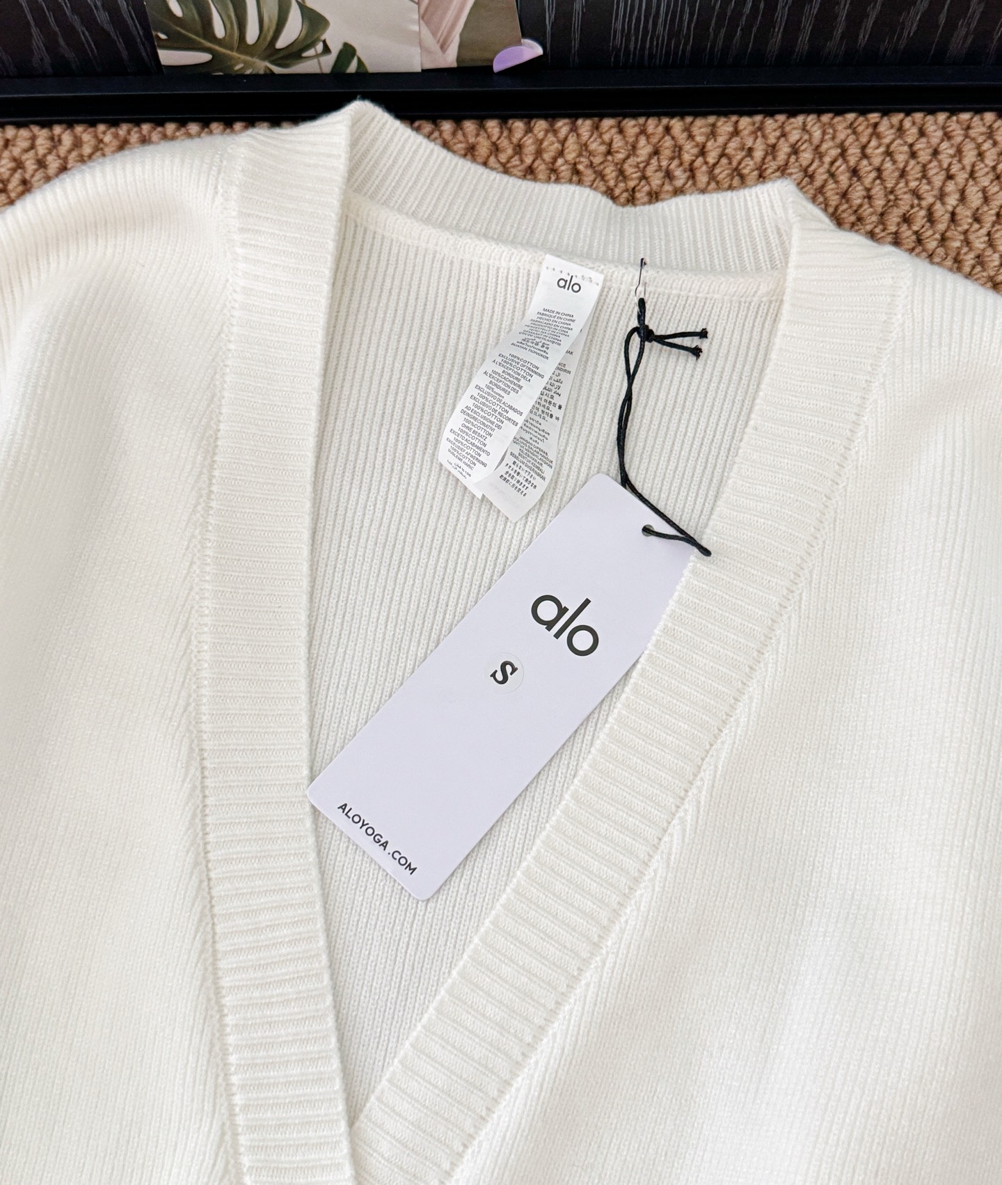 奶呼呼的白色，自带温柔滤镜，宽松版型对身材超包容 。软软糯糯的材质，上身像被云朵包裹，轻松拿捏冬日慵懒松