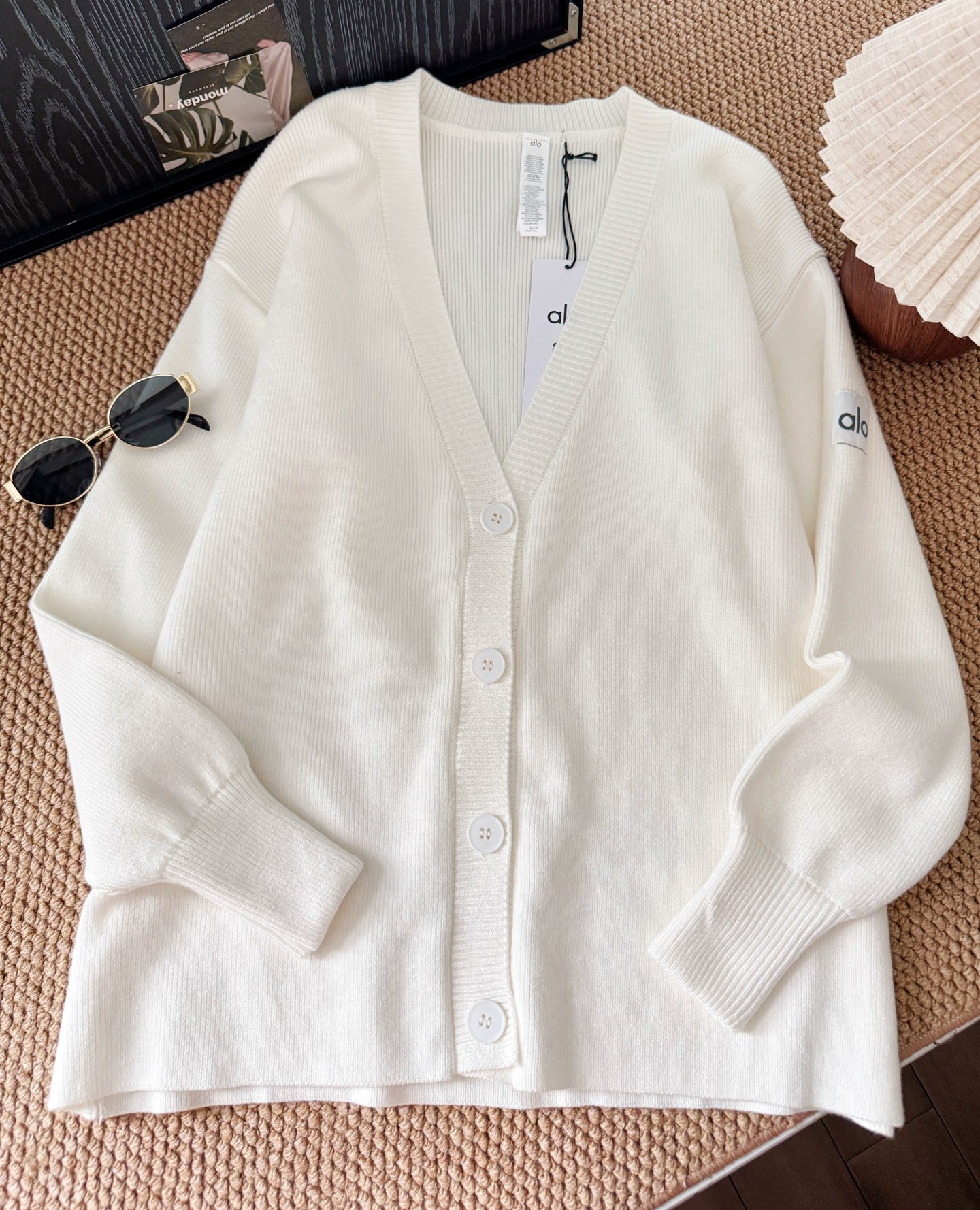 奶呼呼的白色，自带温柔滤镜，宽松版型对身材超包容 。软软糯糯的材质，上身像被云朵包裹，轻松拿捏冬日慵懒松