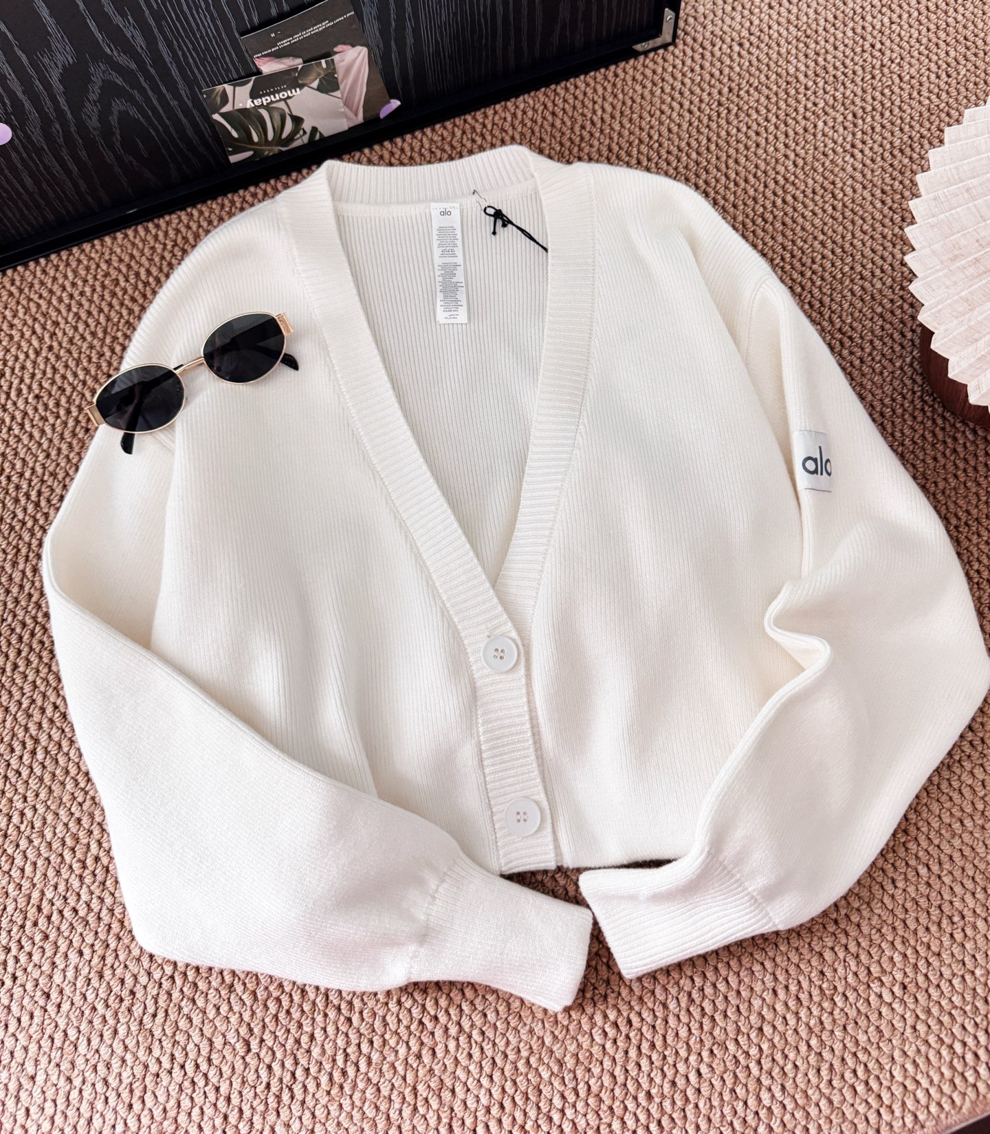 奶呼呼的白色，自带温柔滤镜，宽松版型对身材超包容 。软软糯糯的材质，上身像被云朵包裹，轻松拿捏冬日慵懒松