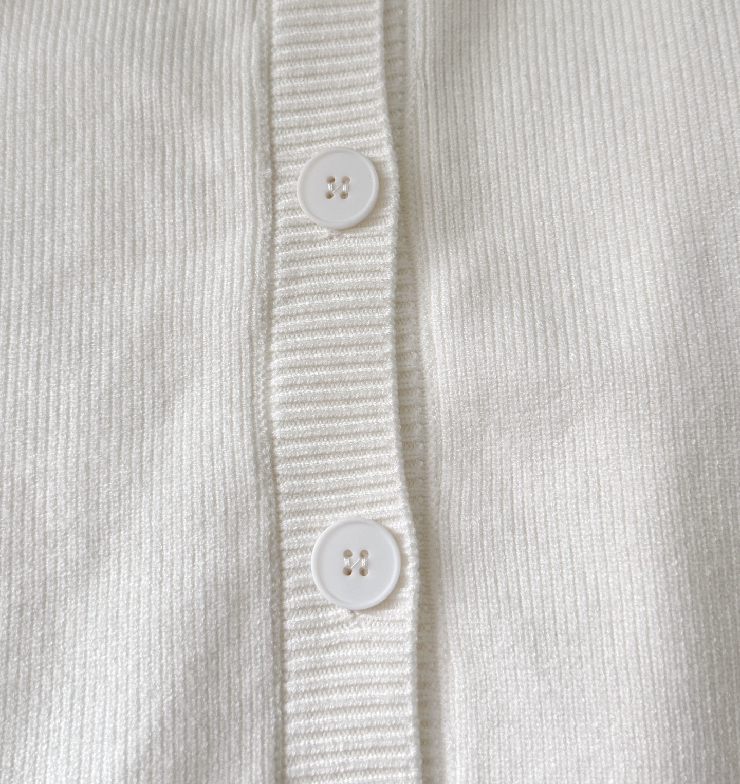 奶呼呼的白色，自带温柔滤镜，宽松版型对身材超包容 。软软糯糯的材质，上身像被云朵包裹，轻松拿捏冬日慵懒松