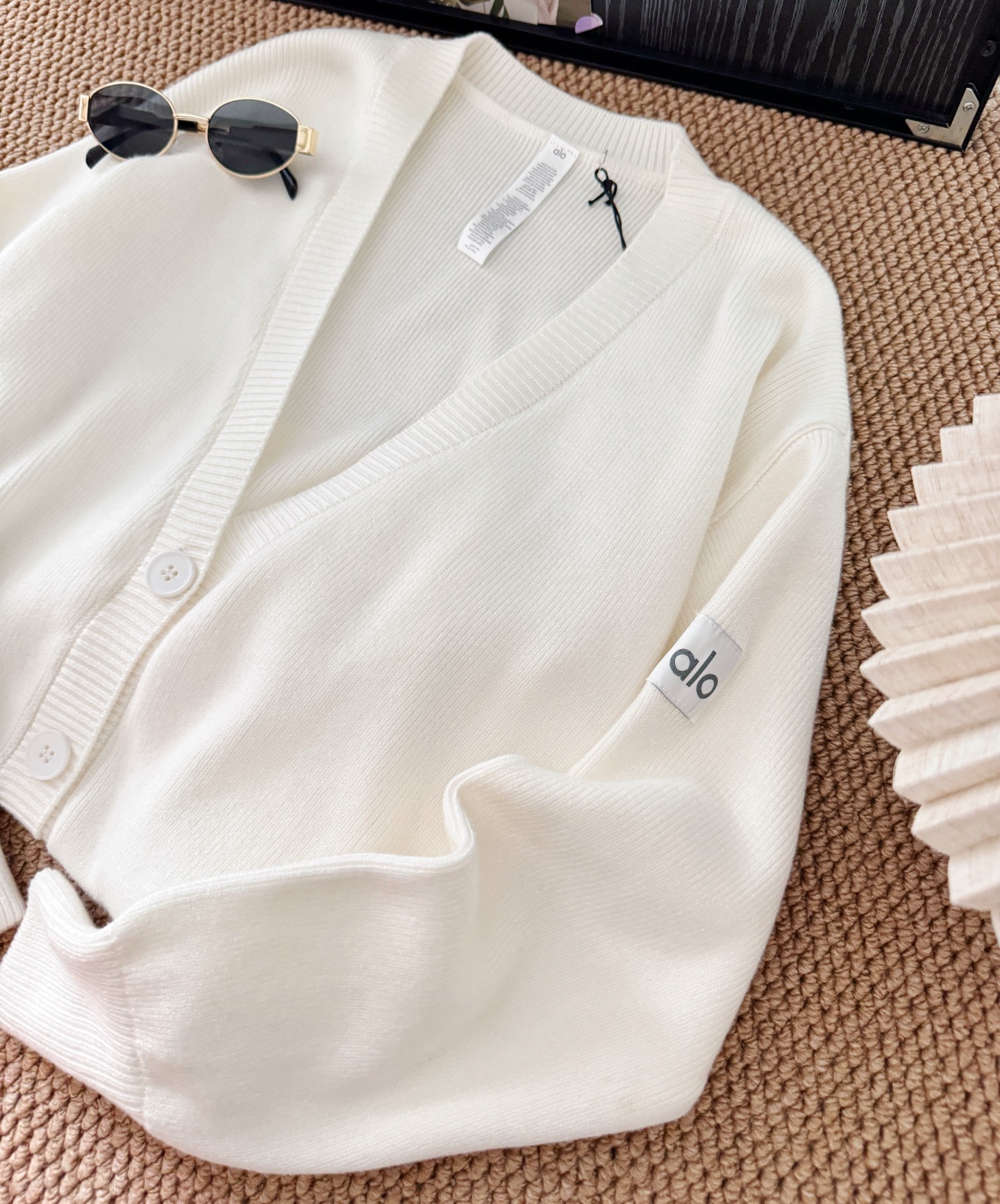 奶呼呼的白色，自带温柔滤镜，宽松版型对身材超包容 。软软糯糯的材质，上身像被云朵包裹，轻松拿捏冬日慵懒松