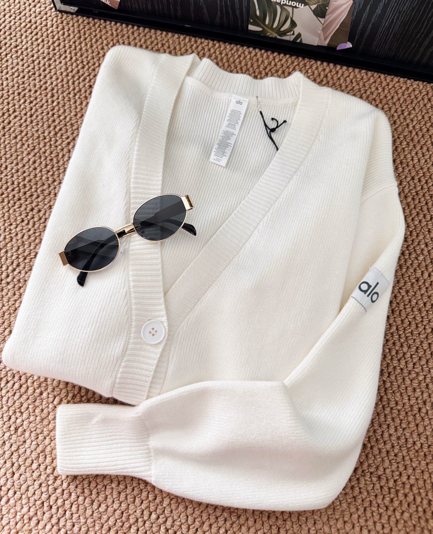 奶呼呼的白色，自带温柔滤镜，宽松版型对身材超包容 。软软糯糯的材质，上身像被云朵包裹，轻松拿捏冬日慵懒松