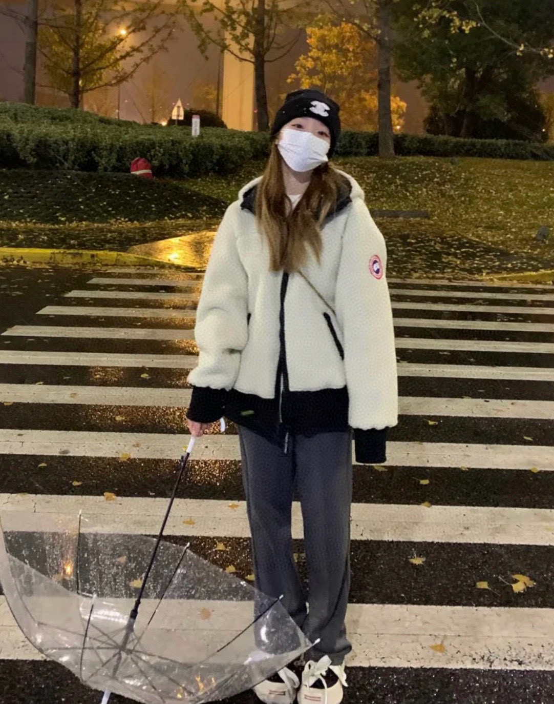 大鹅羊羔外套，绝对是冬季穿搭一把好手，真的有被这件羊羔毛款惊艳到 ，随便一套少年感拉满了!降温的安全感是