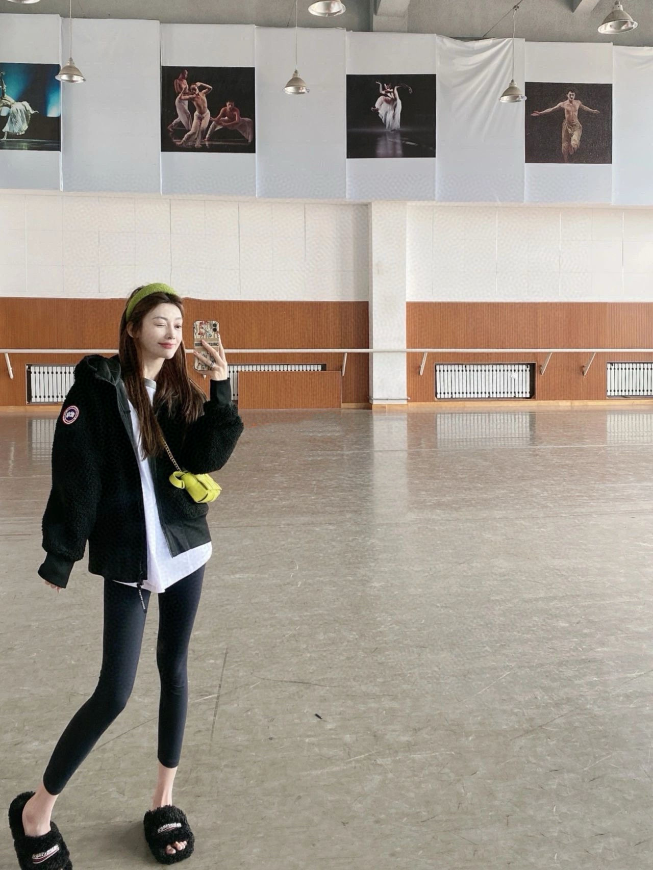 大鹅羊羔外套，绝对是冬季穿搭一把好手，真的有被这件羊羔毛款惊艳到 ，随便一套少年感拉满了!降温的安全感是