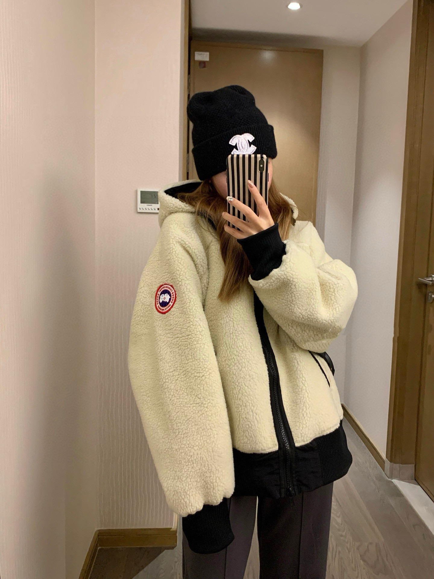 大鹅羊羔外套，绝对是冬季穿搭一把好手，真的有被这件羊羔毛款惊艳到 ，随便一套少年感拉满了!降温的安全感是