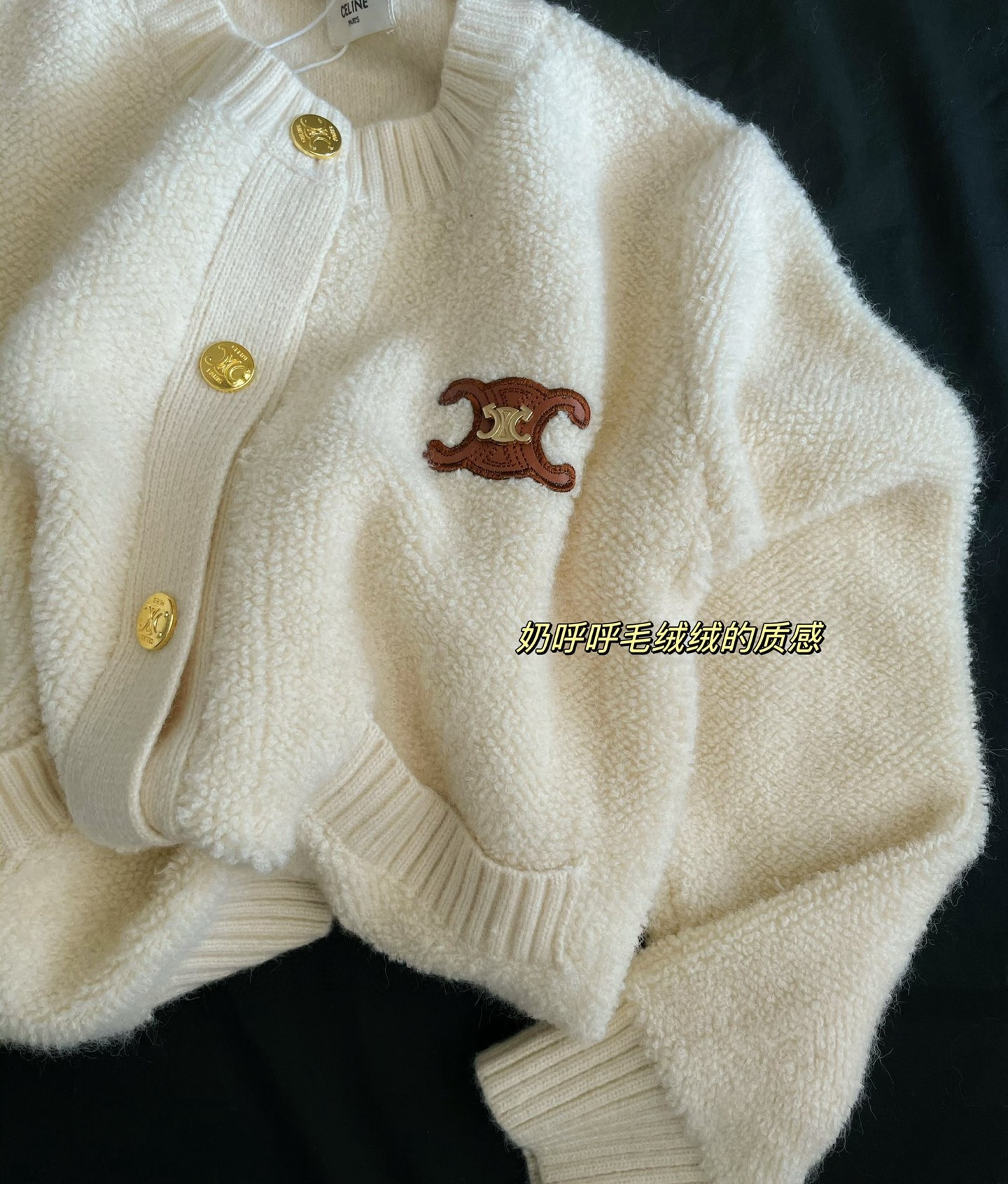 今年人气款，毛茸茸的冬天的标配。秋冬对毛衣的追求就是要美、要暖、更舒服，这款毛衣就完美拿捏这些点，刚定制