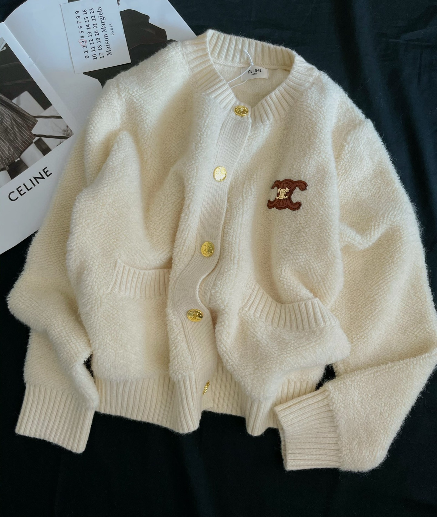 今年人气款，毛茸茸的冬天的标配。秋冬对毛衣的追求就是要美、要暖、更舒服，这款毛衣就完美拿捏这些点，刚定制