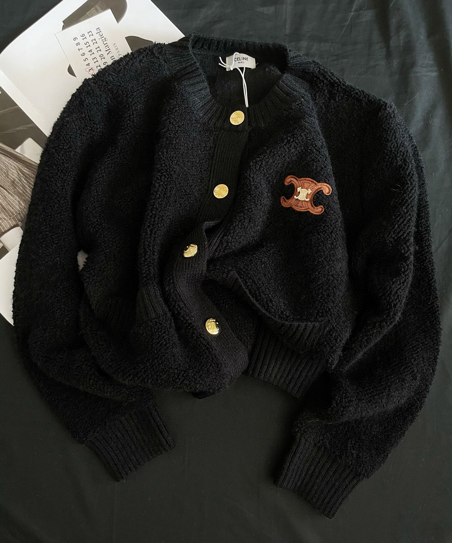 今年人气款，毛茸茸的冬天的标配。秋冬对毛衣的追求就是要美、要暖、更舒服，这款毛衣就完美拿捏这些点，刚定制