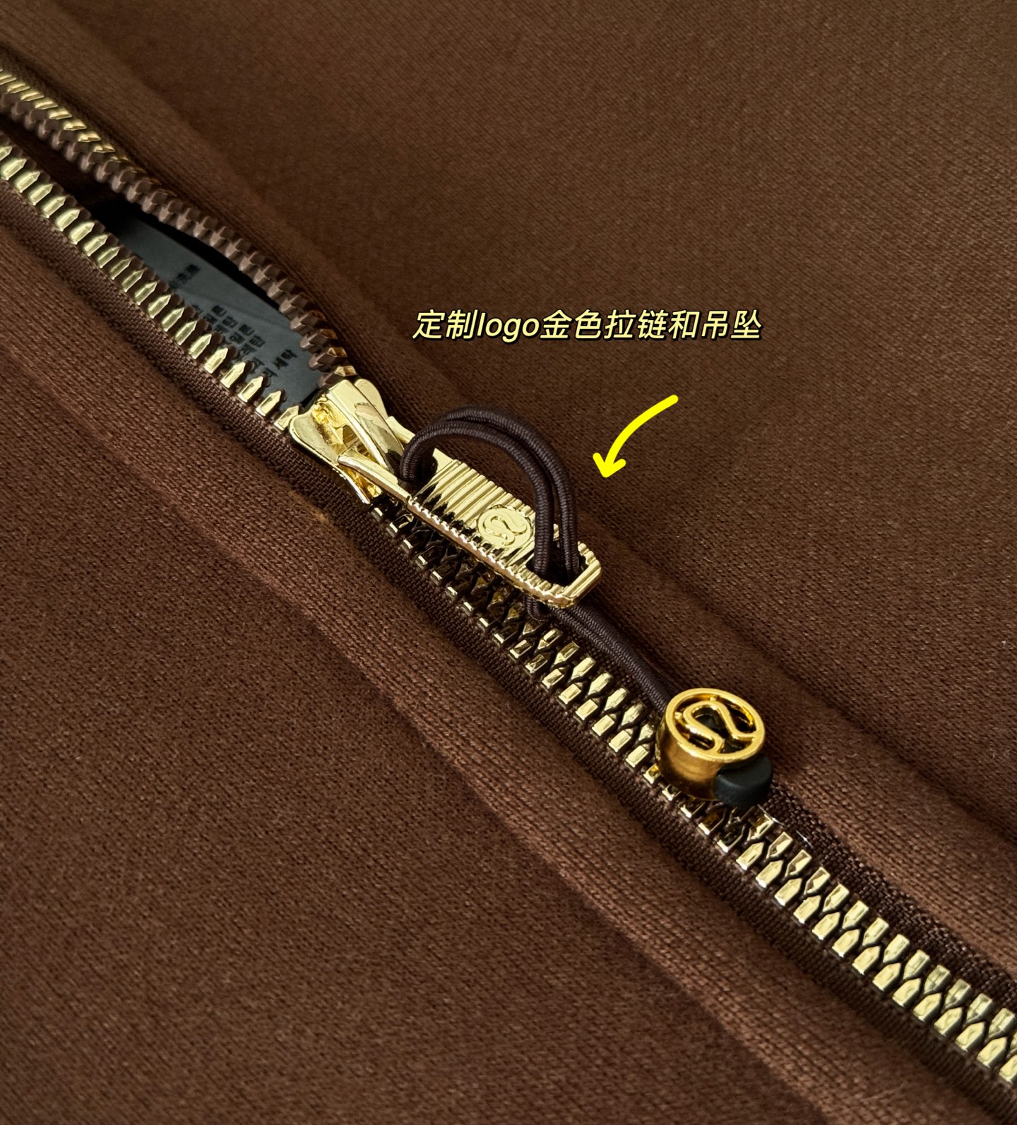 lulu全拉链scuba，比较好搭配的，线上线下均靠抢，lulu出品必是神器，不要以为所有加绒的都会显臃