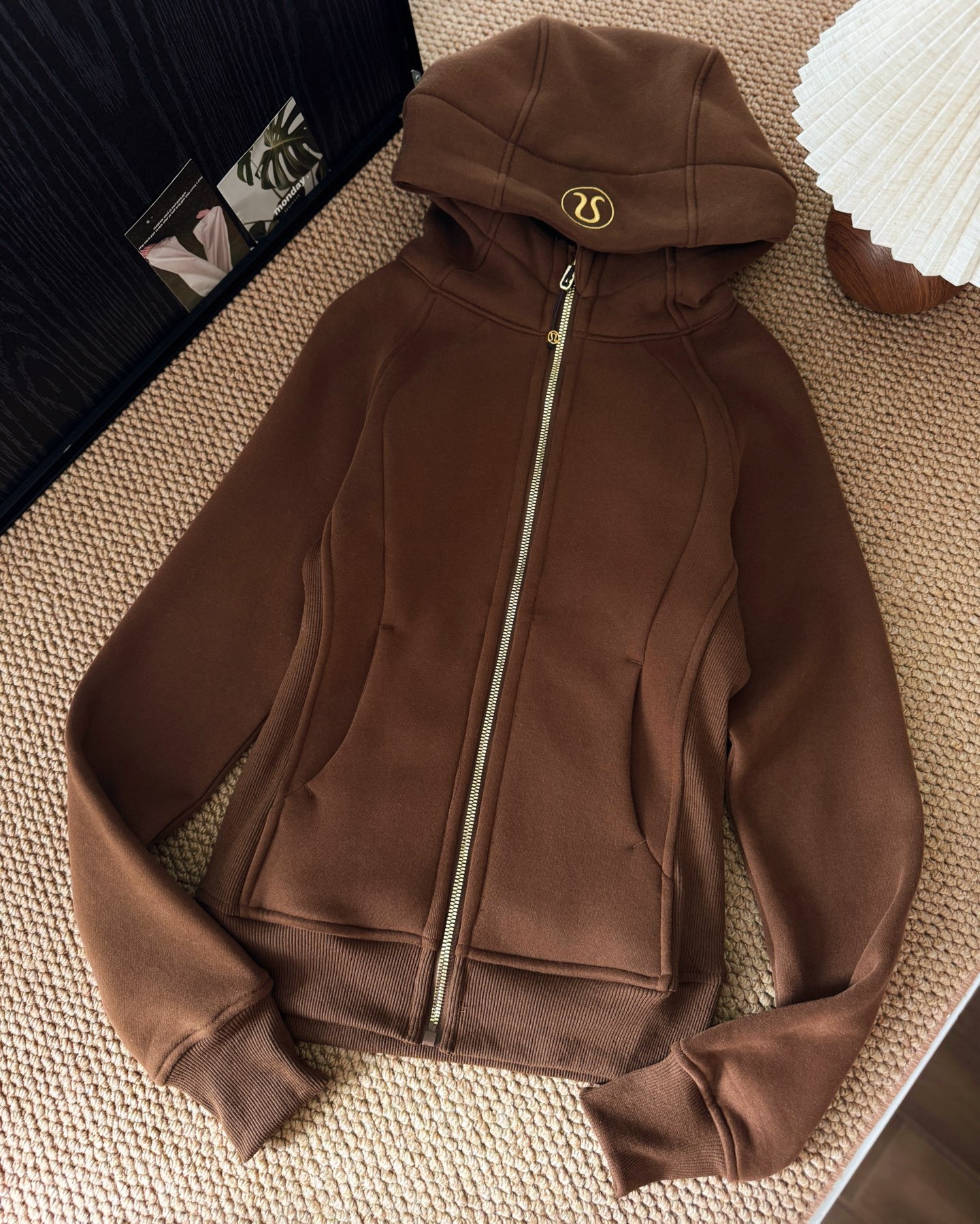 lulu全拉链scuba，比较好搭配的，线上线下均靠抢，lulu出品必是神器，不要以为所有加绒的都会显臃