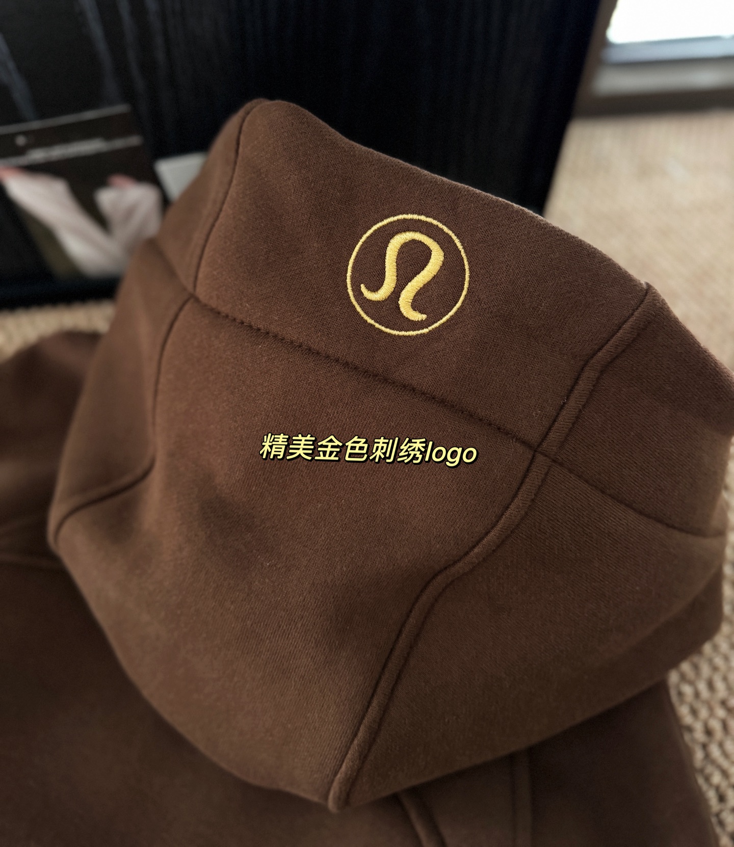 lulu全拉链scuba，比较好搭配的，线上线下均靠抢，lulu出品必是神器，不要以为所有加绒的都会显臃