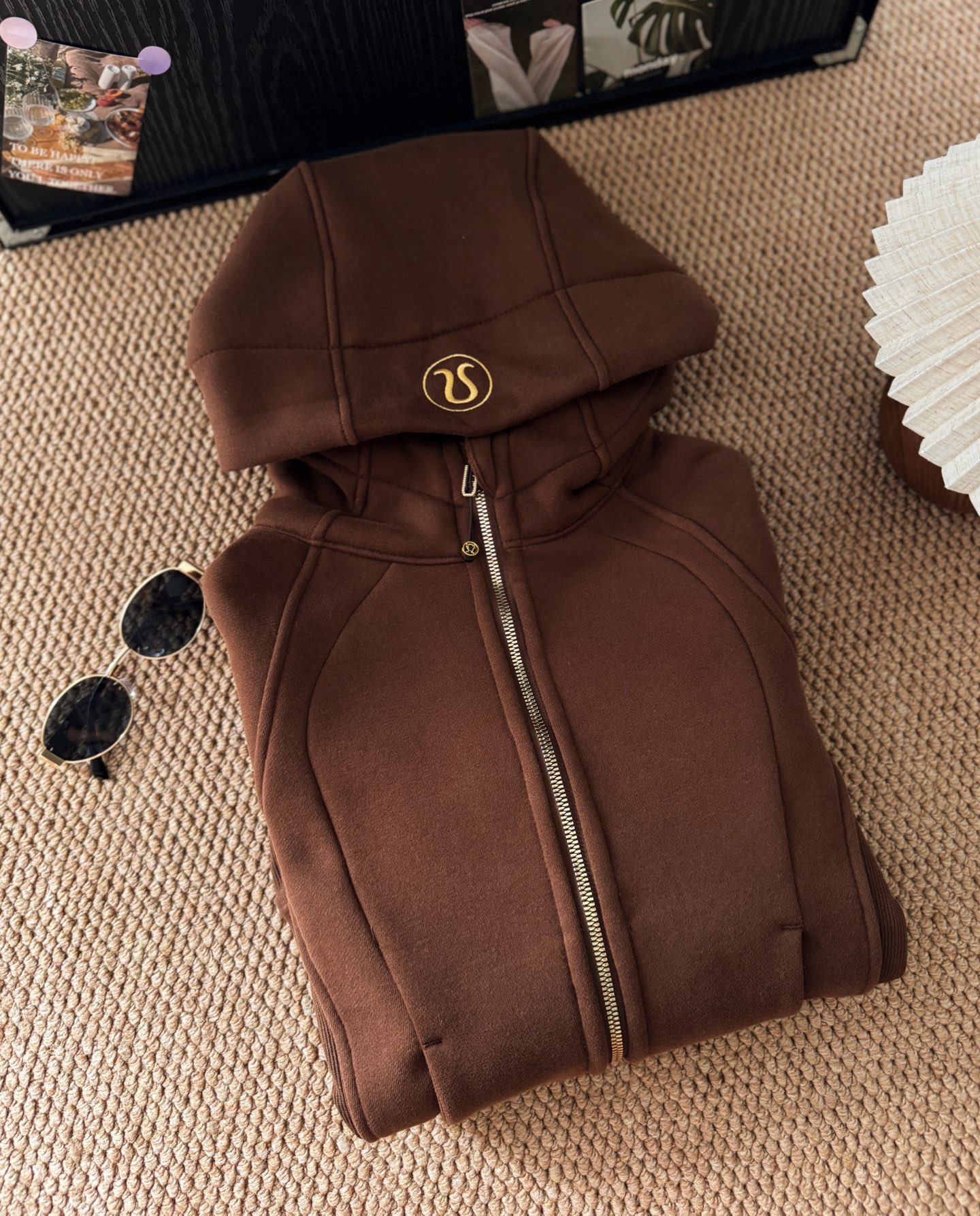 lulu全拉链scuba，比较好搭配的，线上线下均靠抢，lulu出品必是神器，不要以为所有加绒的都会显臃