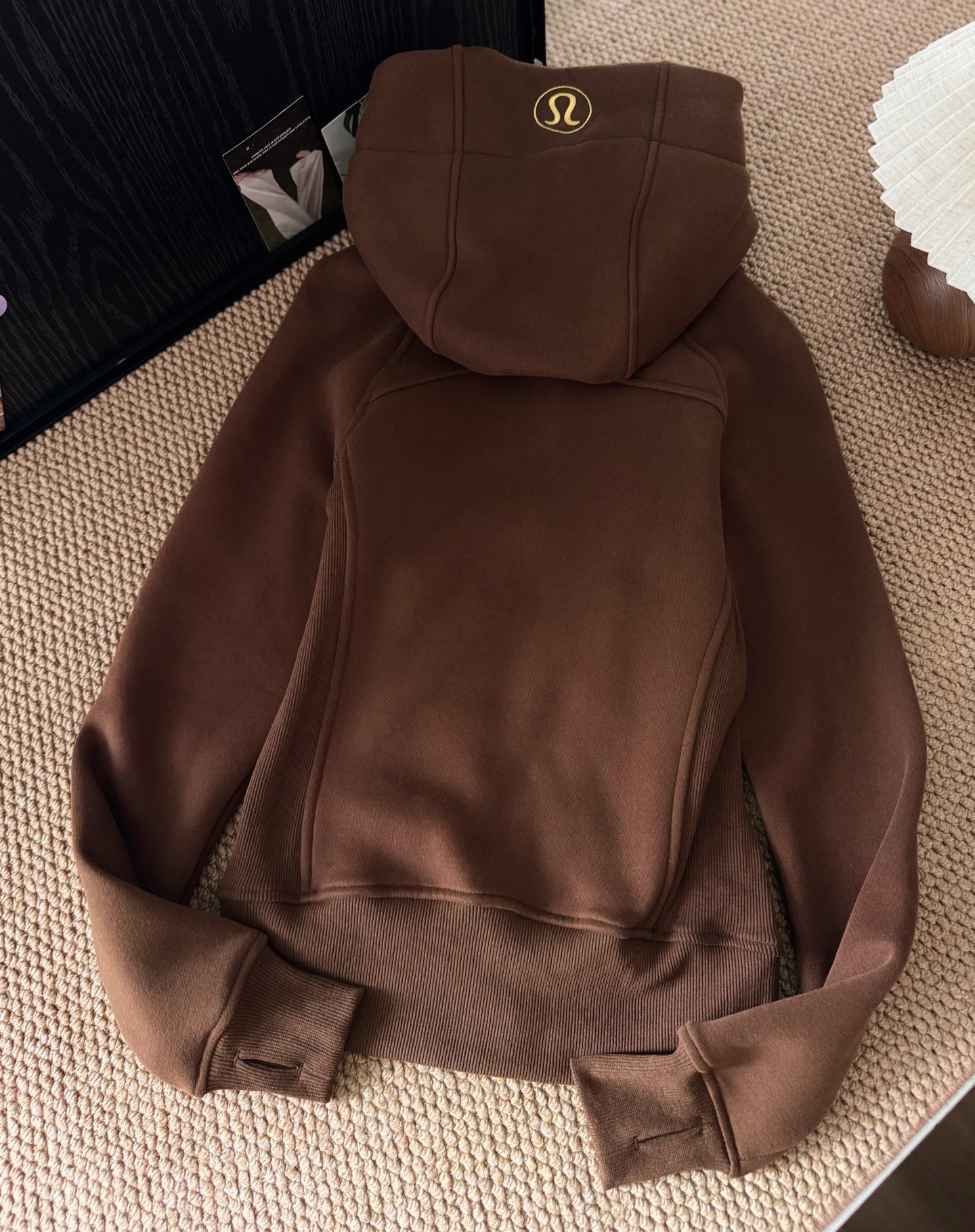 lulu全拉链scuba，比较好搭配的，线上线下均靠抢，lulu出品必是神器，不要以为所有加绒的都会显臃