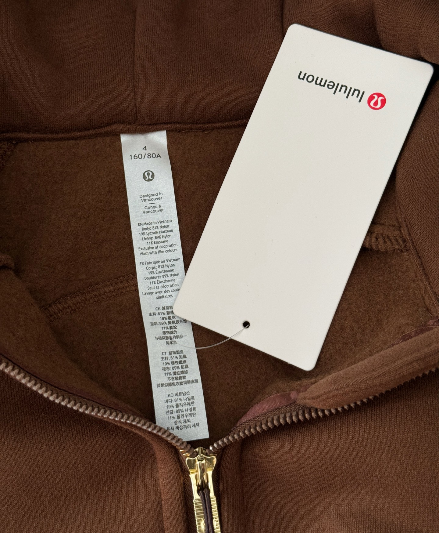 lulu全拉链scuba，比较好搭配的，线上线下均靠抢，lulu出品必是神器，不要以为所有加绒的都会显臃