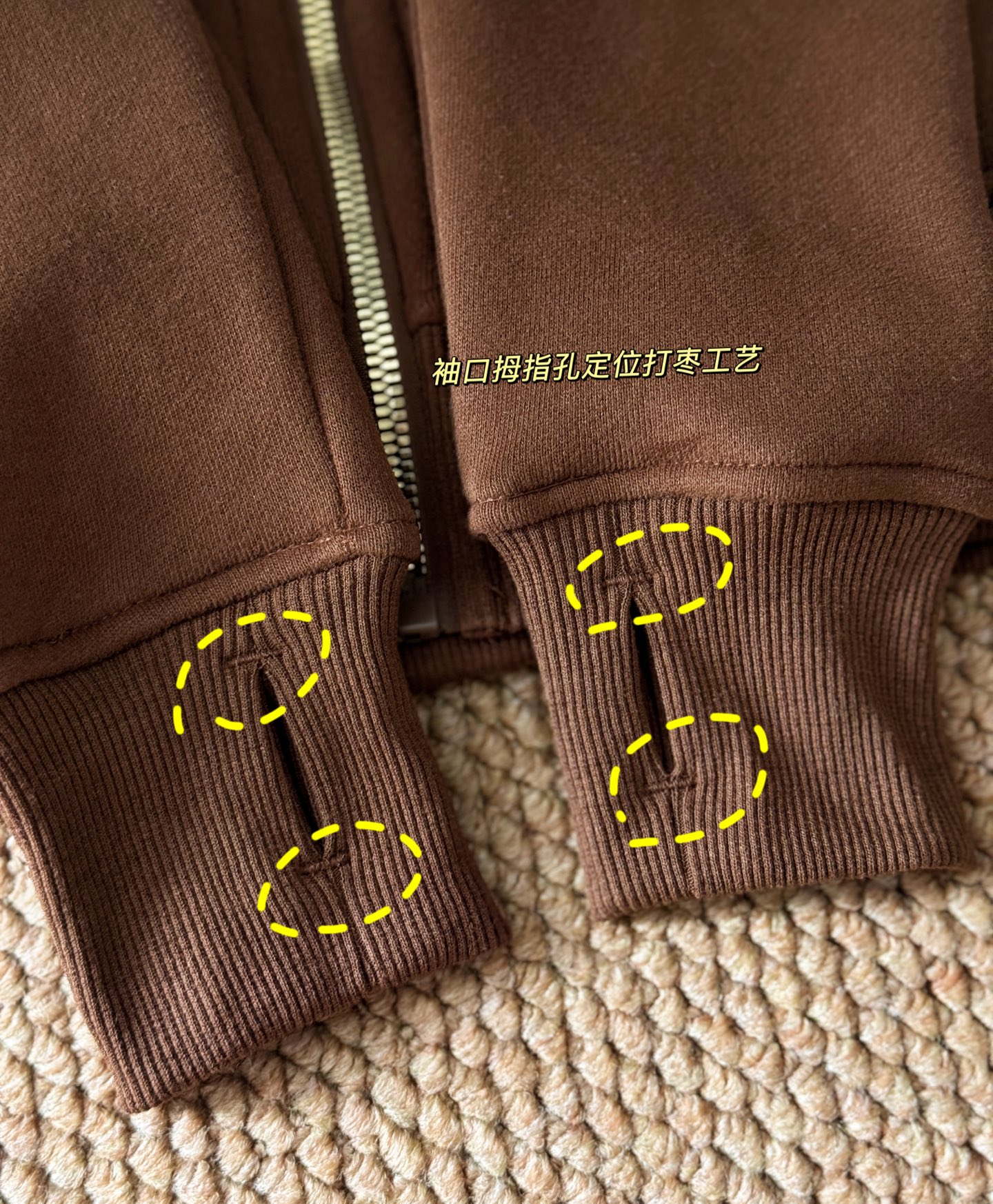 lulu全拉链scuba，比较好搭配的，线上线下均靠抢，lulu出品必是神器，不要以为所有加绒的都会显臃