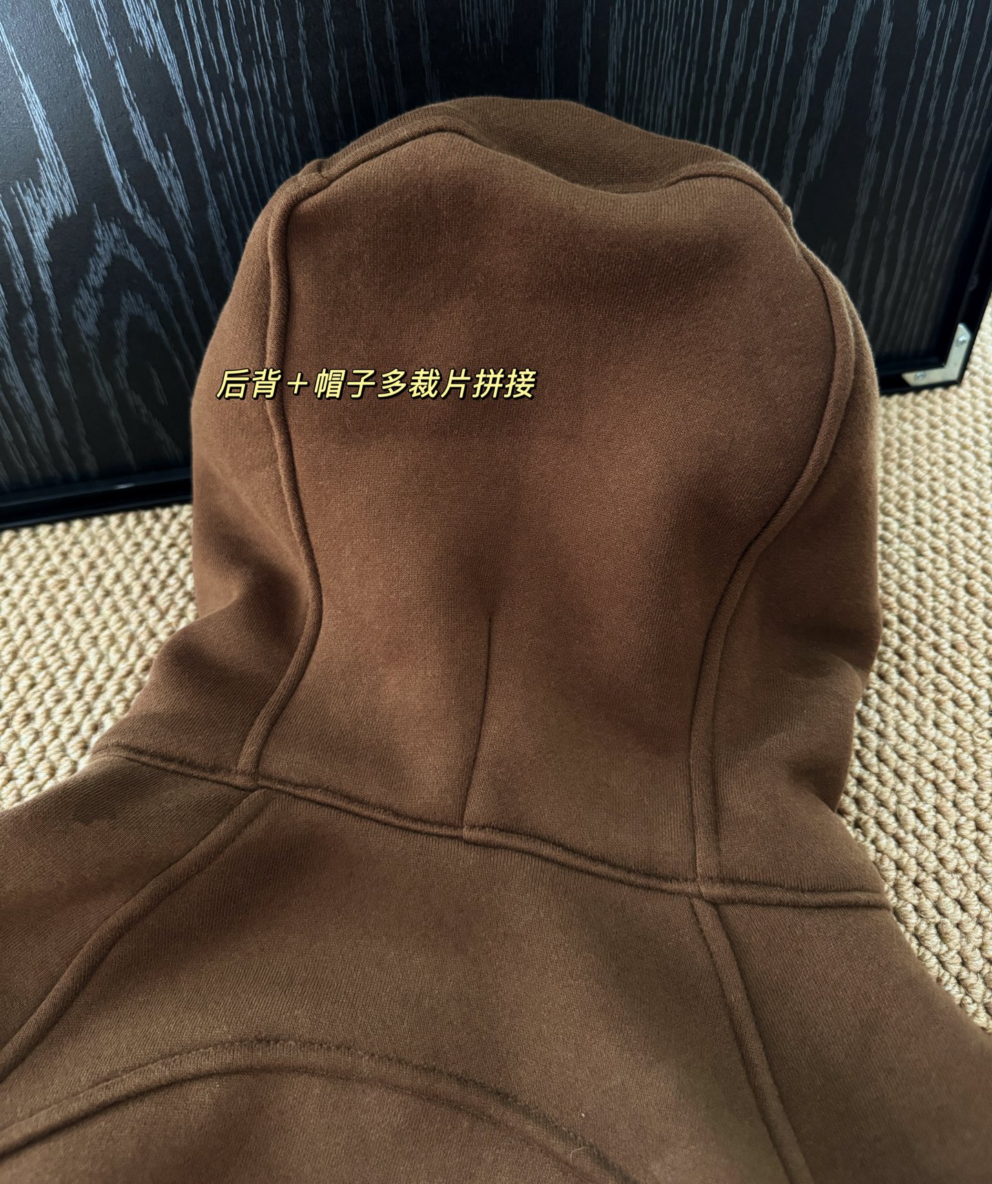 lulu全拉链scuba，比较好搭配的，线上线下均靠抢，lulu出品必是神器，不要以为所有加绒的都会显臃