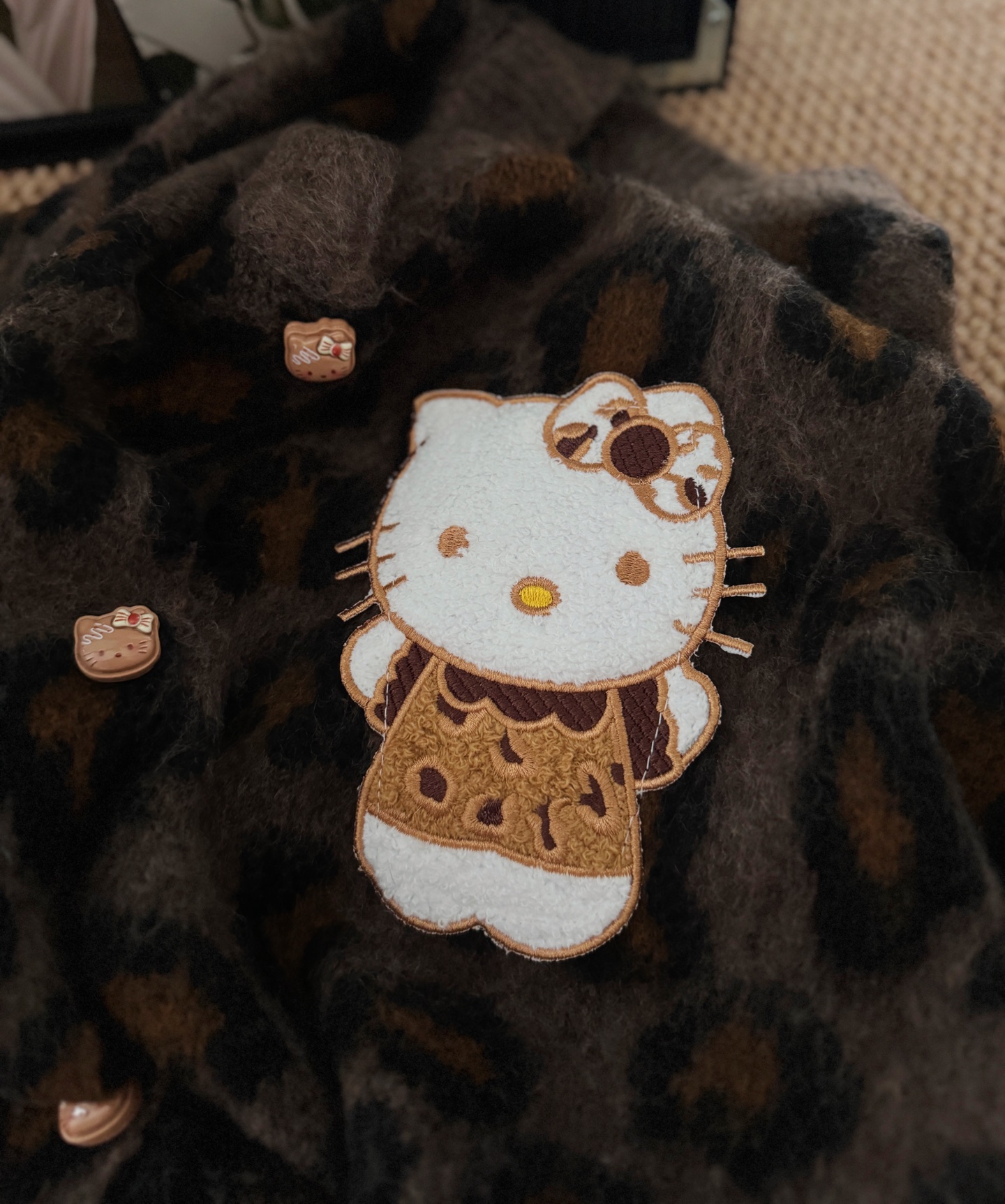 豹纹kitty毛衣，上身超好看啊啊啊！！谁能拒绝kitty呀。整片豹纹提花织法加拉毛，超美的美拉德色系，