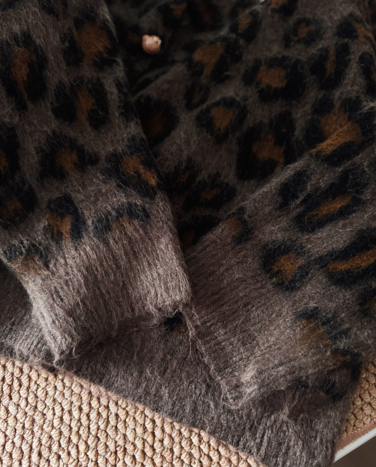 豹纹kitty毛衣，上身超好看啊啊啊！！谁能拒绝kitty呀。整片豹纹提花织法加拉毛，超美的美拉德色系，