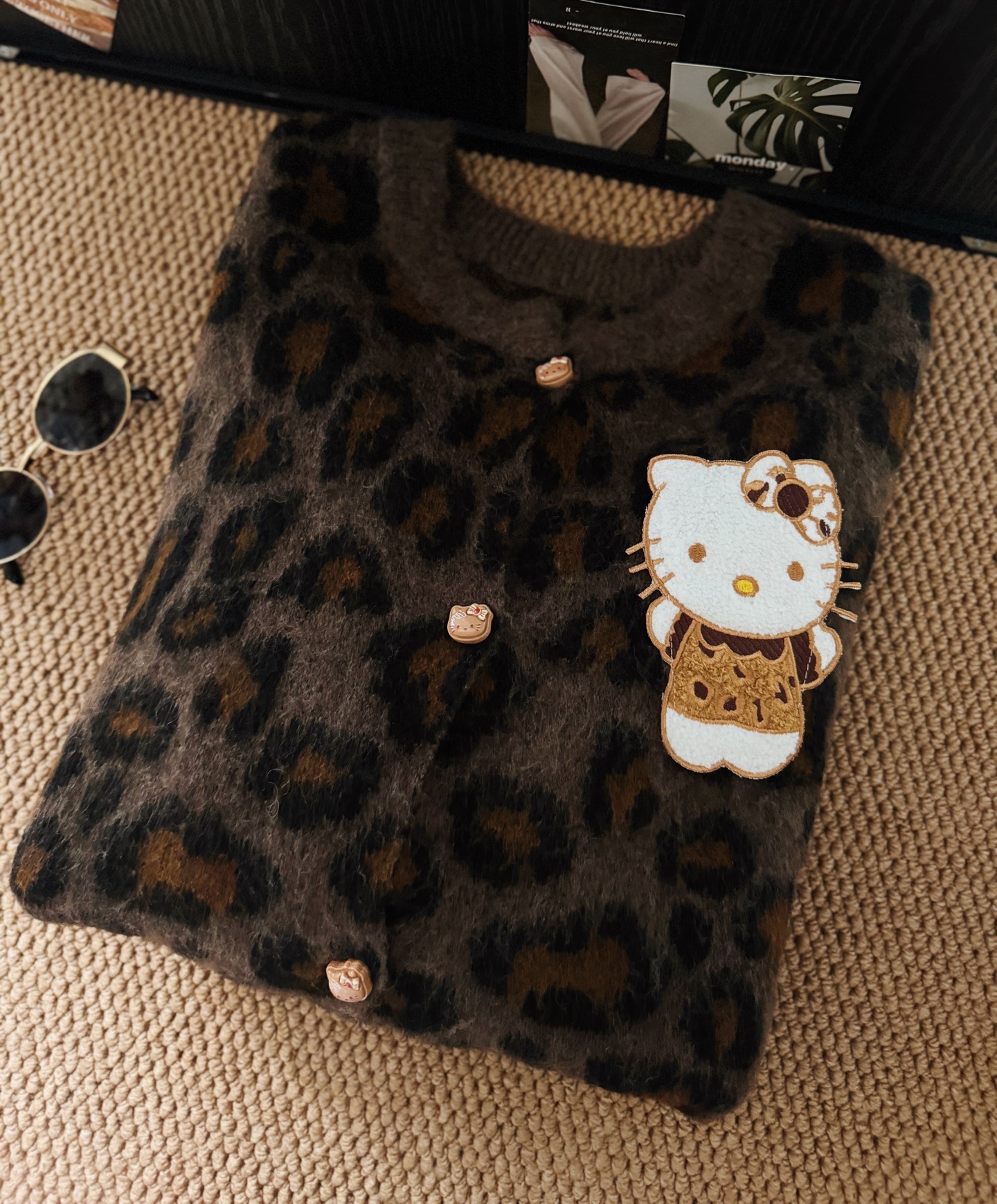 豹纹kitty毛衣，上身超好看啊啊啊！！谁能拒绝kitty呀。整片豹纹提花织法加拉毛，超美的美拉德色系，