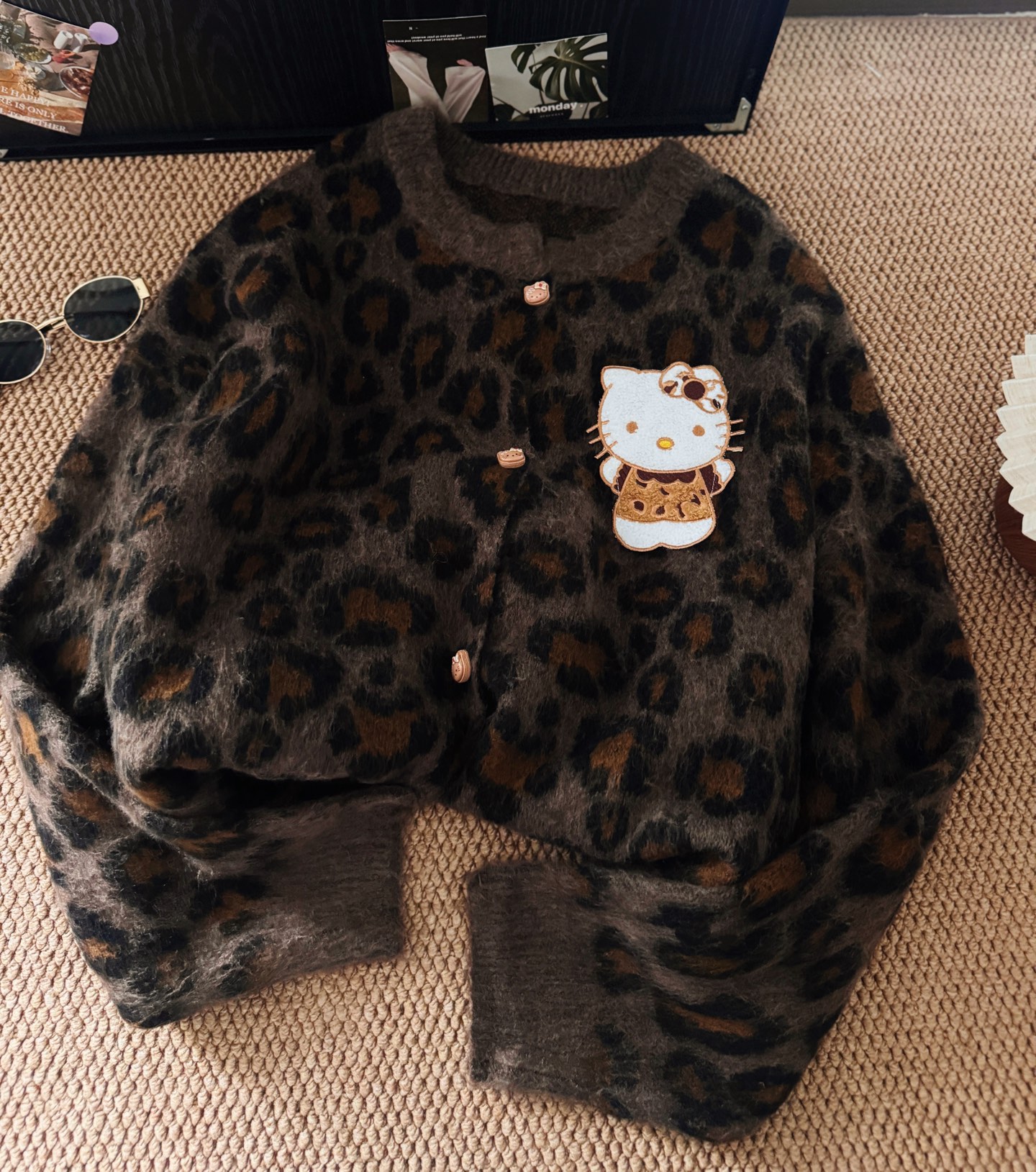 豹纹kitty毛衣，上身超好看啊啊啊！！谁能拒绝kitty呀。整片豹纹提花织法加拉毛，超美的美拉德色系，