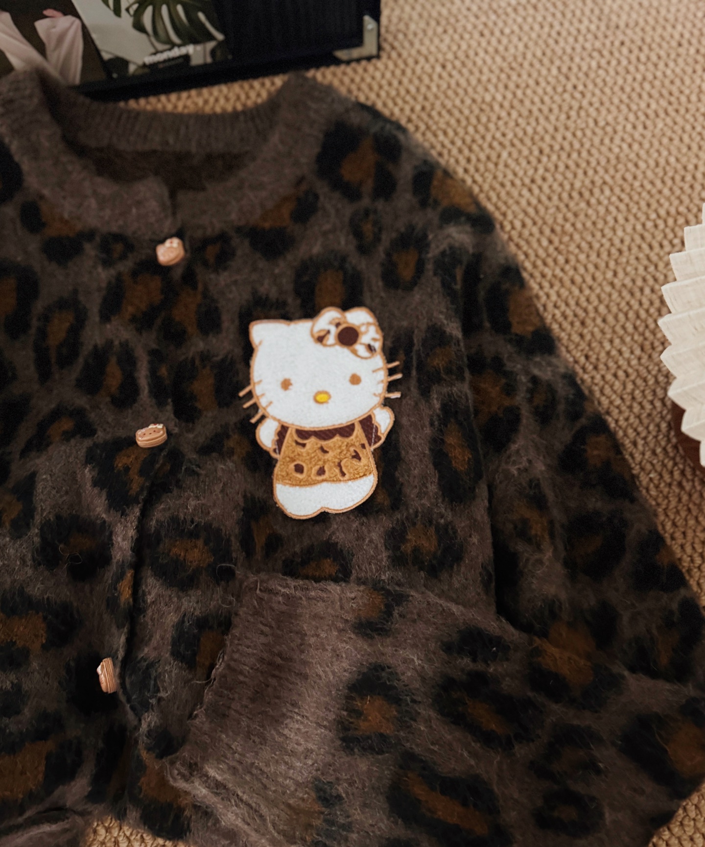 豹纹kitty毛衣，上身超好看啊啊啊！！谁能拒绝kitty呀。整片豹纹提花织法加拉毛，超美的美拉德色系，