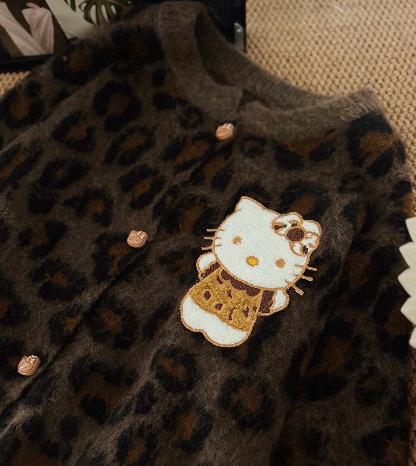 豹纹kitty毛衣，上身超好看啊啊啊！！谁能拒绝kitty呀。整片豹纹提花织法加拉毛，超美的美拉德色系，