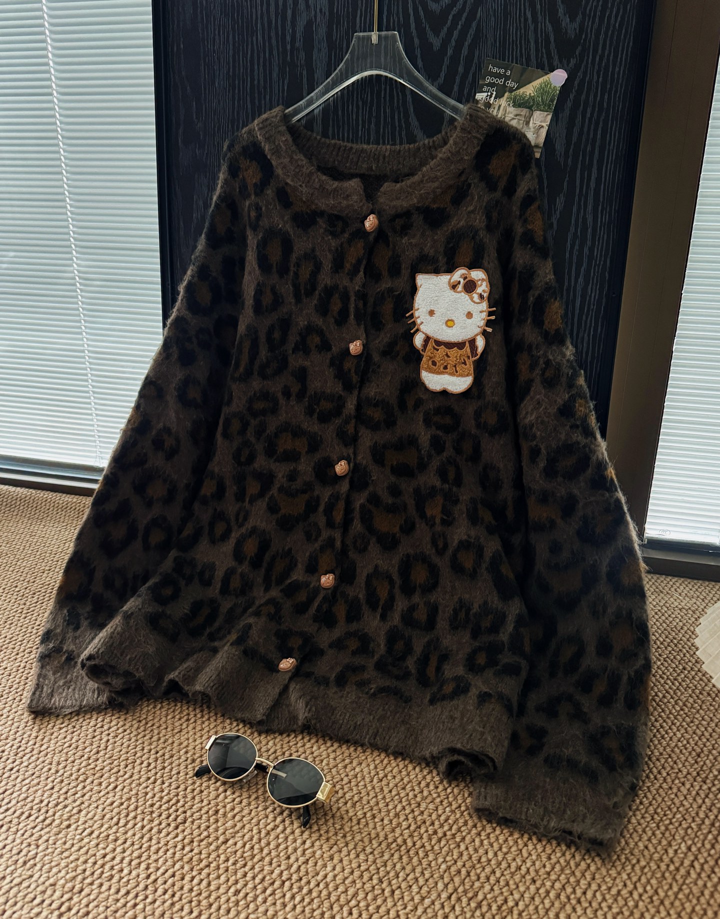 豹纹kitty毛衣，上身超好看啊啊啊！！谁能拒绝kitty呀。整片豹纹提花织法加拉毛，超美的美拉德色系，