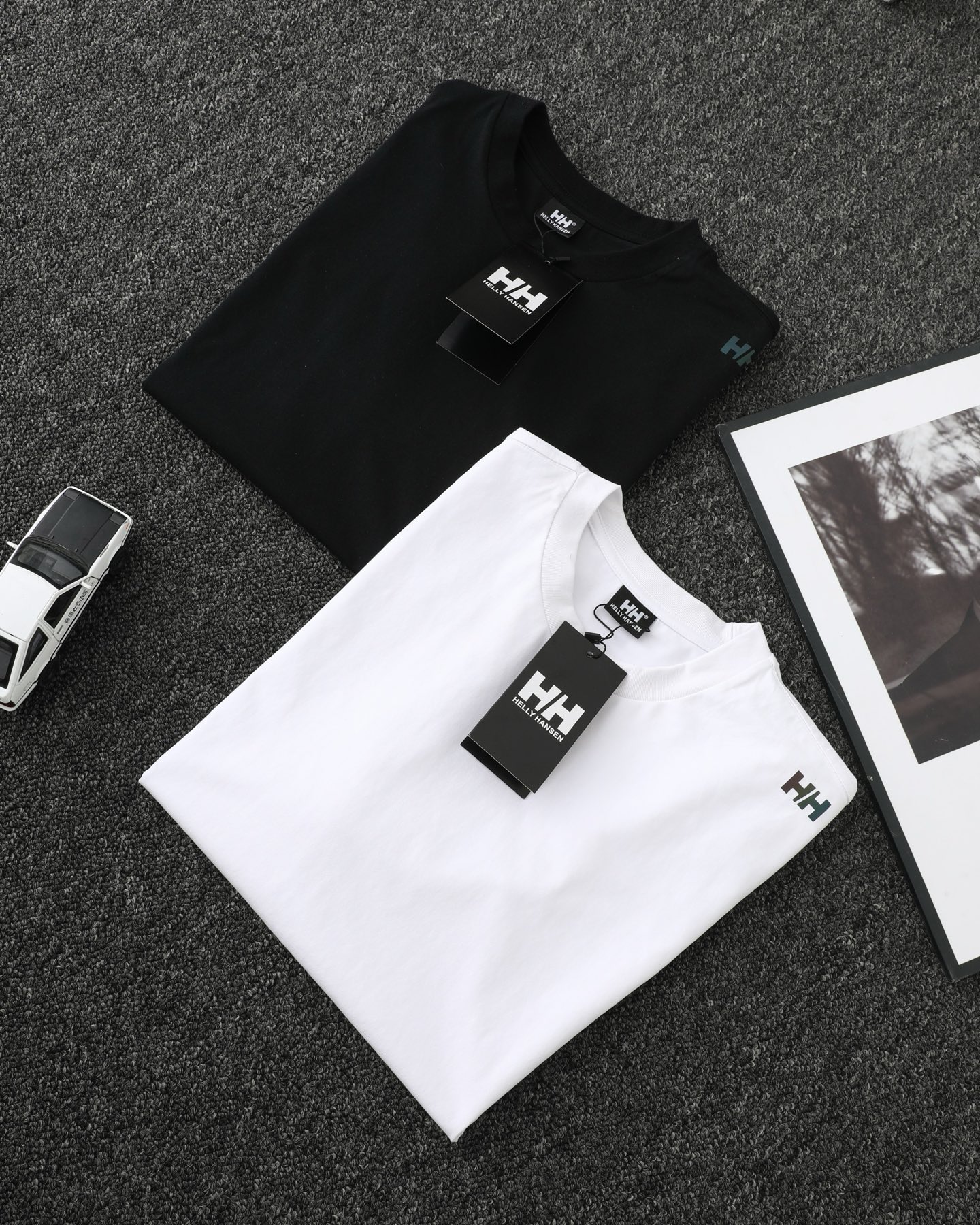 💰105 


海丽汉森HELLY HANSEN/HH镭射炫彩反光logo凉感速干UPF165+防晒短袖运动T恤

采用进口速干面料，上身舒适透气，经典剪裁设计 吸湿抗热 胸前标志性双HH/Logo印花 品味不失活力 运动版型宽松利落 户外运动或日常穿搭轻松舒适  基础圆领设计 简洁又百搭的一款情侣T恤～

颜色 ：黑色 白色

尺码： M-XXL

    衣长       胸围      肩宽    袖长
M    69         53        48       21
L     71          55        49       21.5
XL   73          57        51       22
XXL  75         59        53       22.5
（手工测量误差1-3cm）
