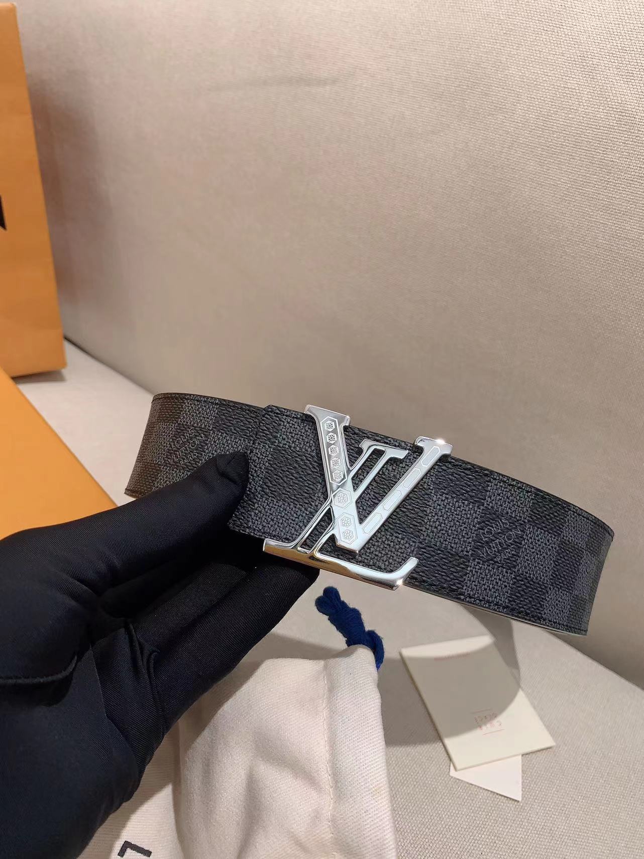 男士LV路易威登皮带男士经典牛皮腰带搭配316精钢针扣镌刻字母Lv扣头宽:4.0