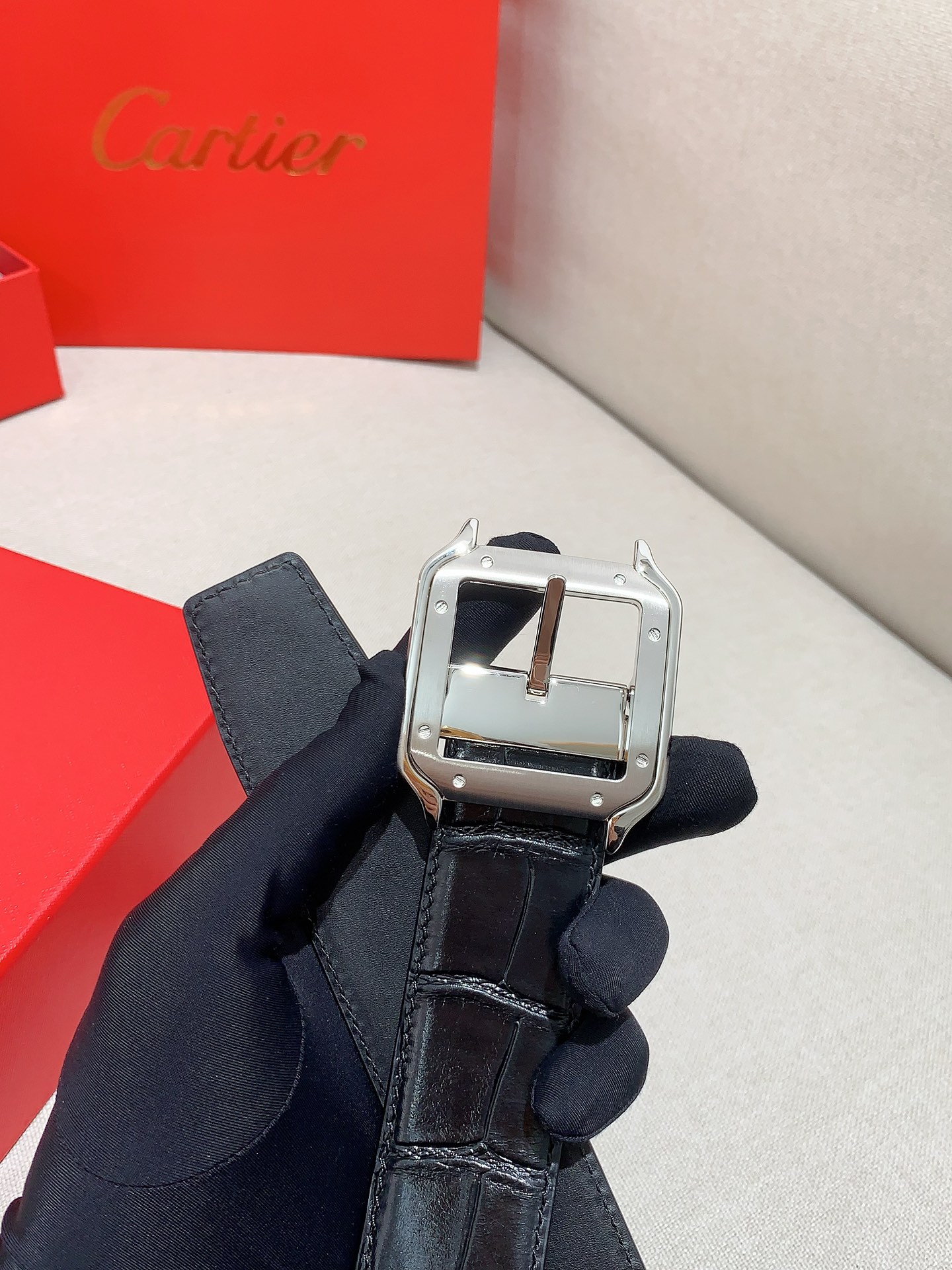  卡地亚针扣式皮带，Cartier标志。黑色与棕色牛皮双面皮带，浮雕“Cartier”标志。尺寸：宽35