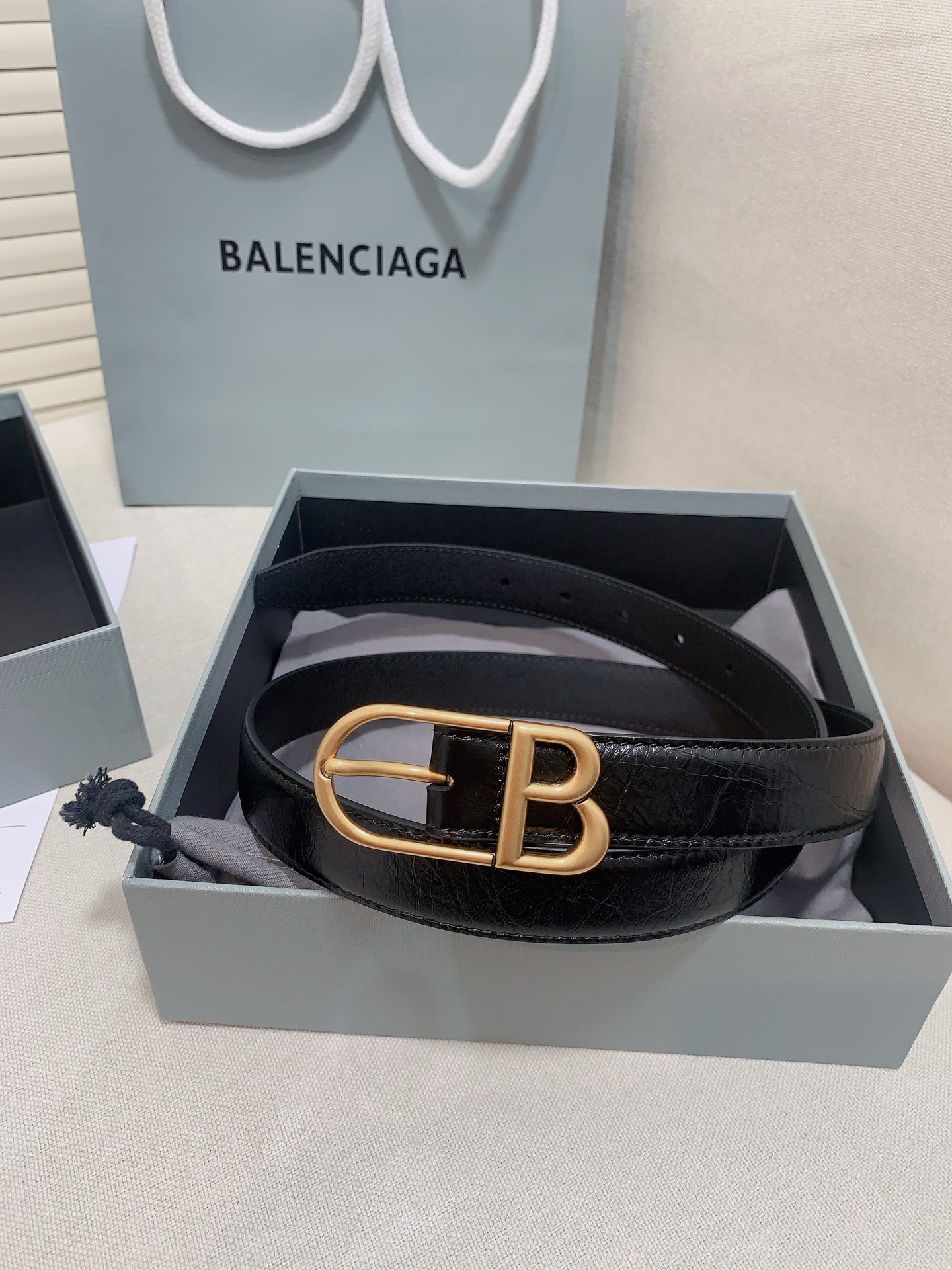 巴黎世家（Balenciaga）宽度.cm 是法国的奢侈品牌，作为时尚界最具影响力品牌之一的地位。设计师源于：都市时尚潮流独特的设计风格，采用进口小牛皮制作；搭配纯铜复古五金，使其更具魅力。值得拥有的百搭精品